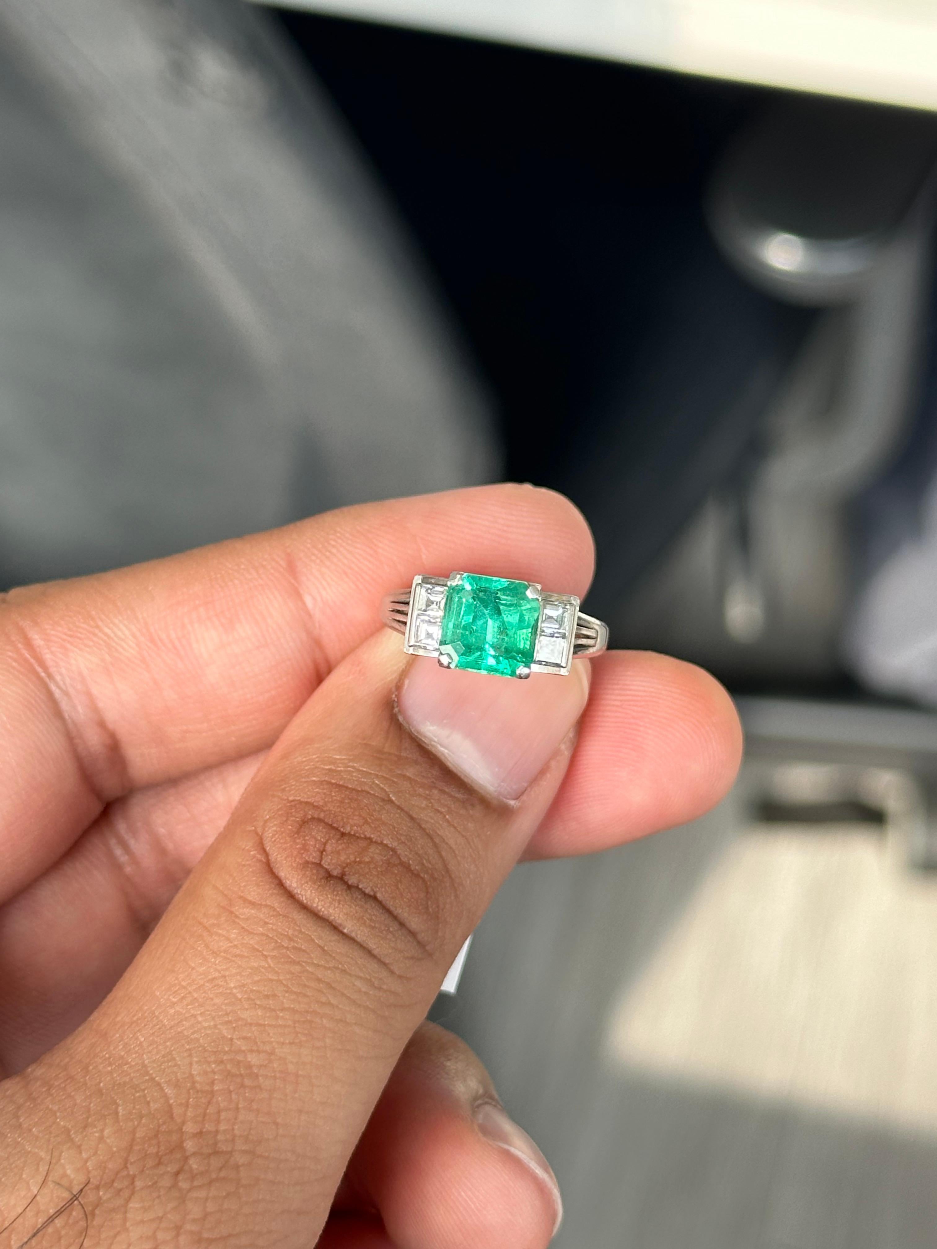 Dieser exquisite, vom Art déco inspirierte Ring enthält einen seltenen kolumbianischen Smaragd von 1,82 Karat, der für seinen intensiven grünen Farbton und seine außergewöhnliche Klarheit bekannt ist. Eingerahmt von 0,41 Karat natürlichen Diamanten,