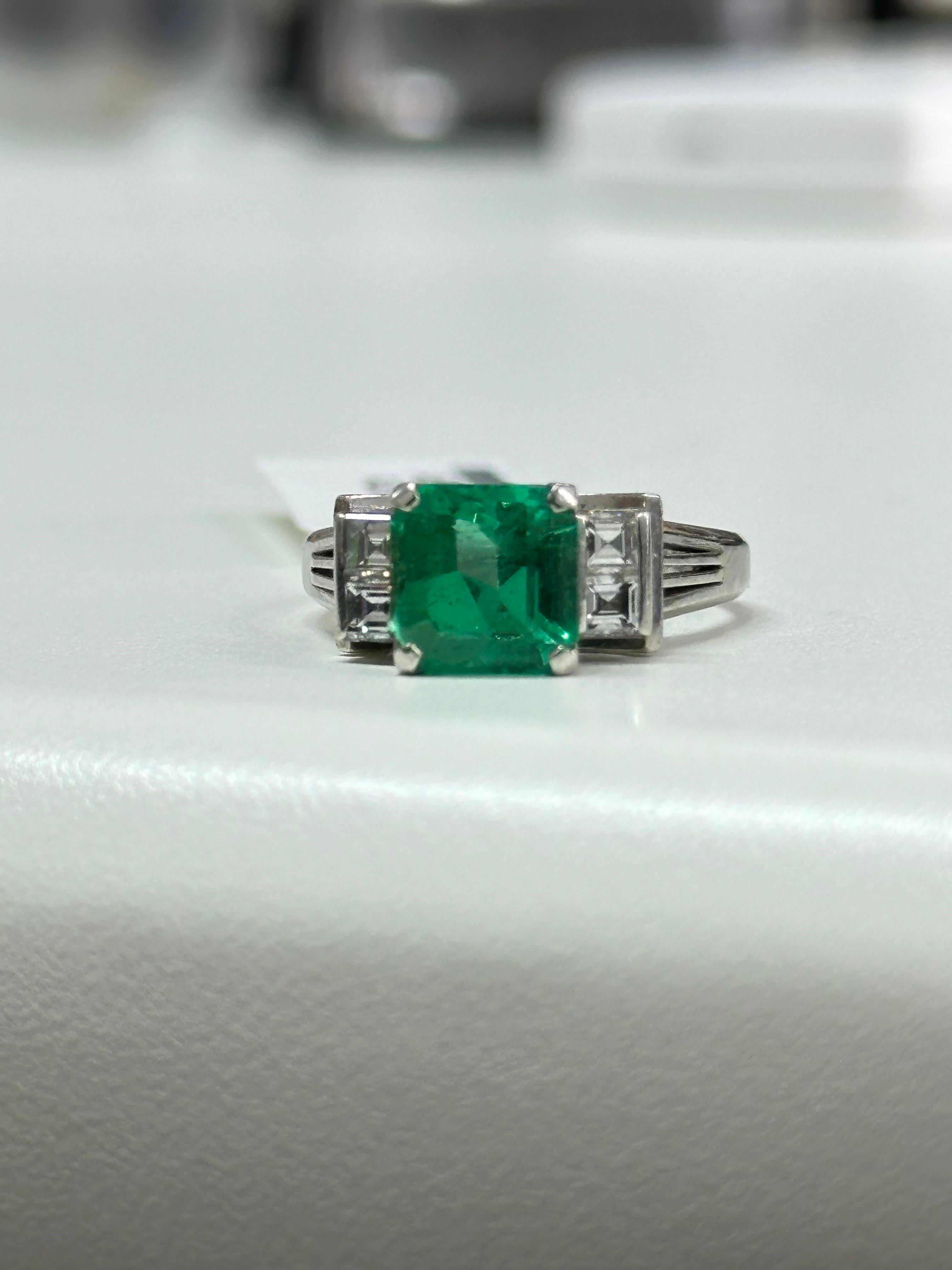 1,82 Karat Art Deco kolumbianischer Smaragd und Diamantring (Achteckschliff) im Angebot