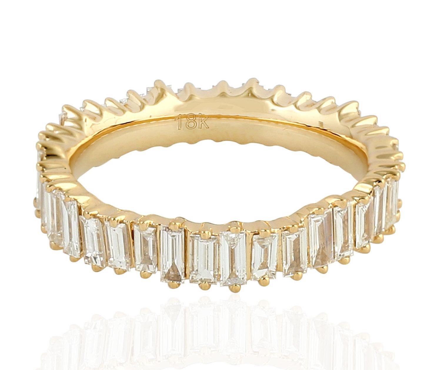 Dieser Ring wurde sorgfältig aus 18 Karat Gold und 1,82 Karat Baguette-Diamanten gefertigt. Auch in Roségold erhältlich.

Der Ring hat die Größe 6,5 und kann auf Anfrage größer oder kleiner gemacht werden. 
FOLGEN  MEGHNA JEWELS Storefront, um die