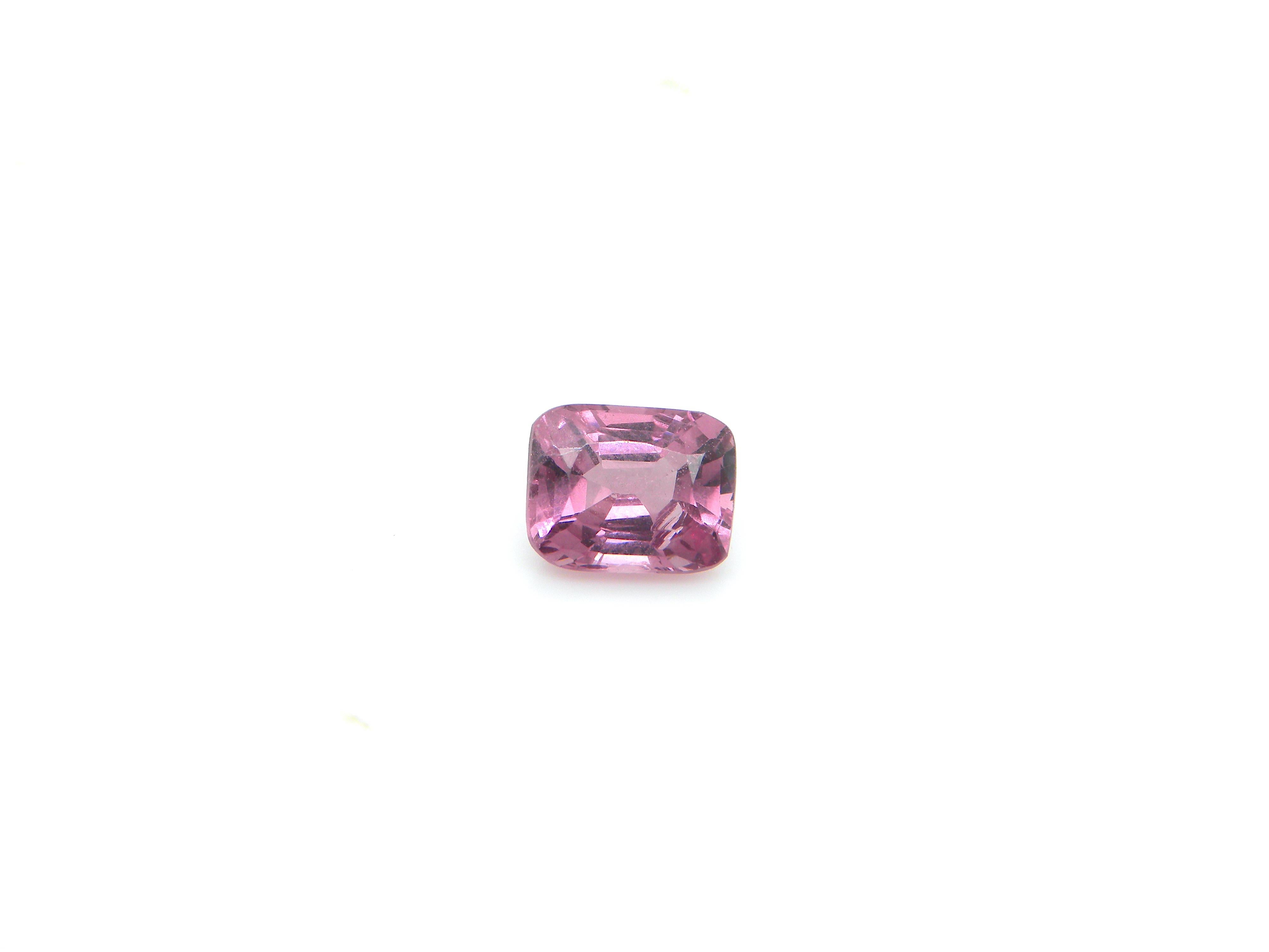 1.82 Karat Burma No Heat Cushion-Schliff Purpurrosa Spinell:

Dieser wunderschöne Edelstein ist ein unerhitzter burmesischer Spinell von 1,82 Karat. Der aus den historischen Mogok-Minen in Birma stammende Spinell besitzt eine violett-rosa