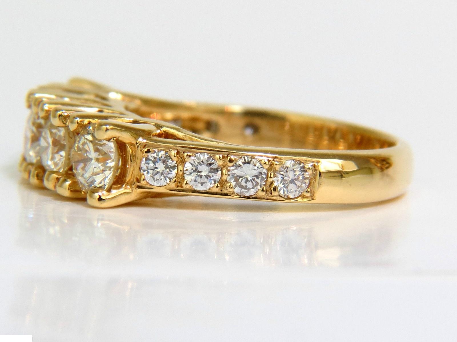 Bague à anneau en or 14 carats avec diamants de 1,82 carat pavés sur les épaules en vente 1