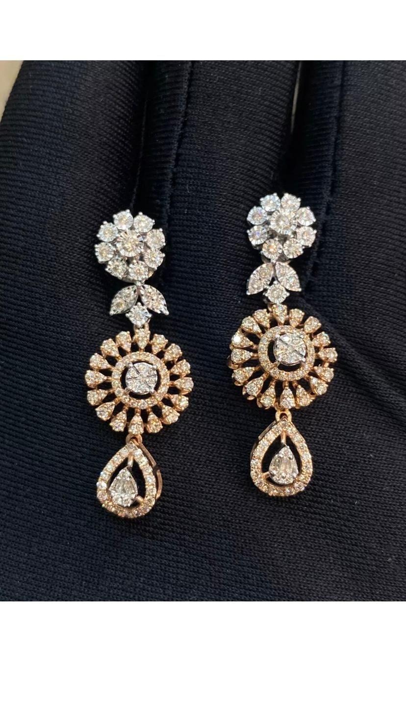 Orecchini in oro con fiori di diamanti naturali da 1,82 carati in vendita 1