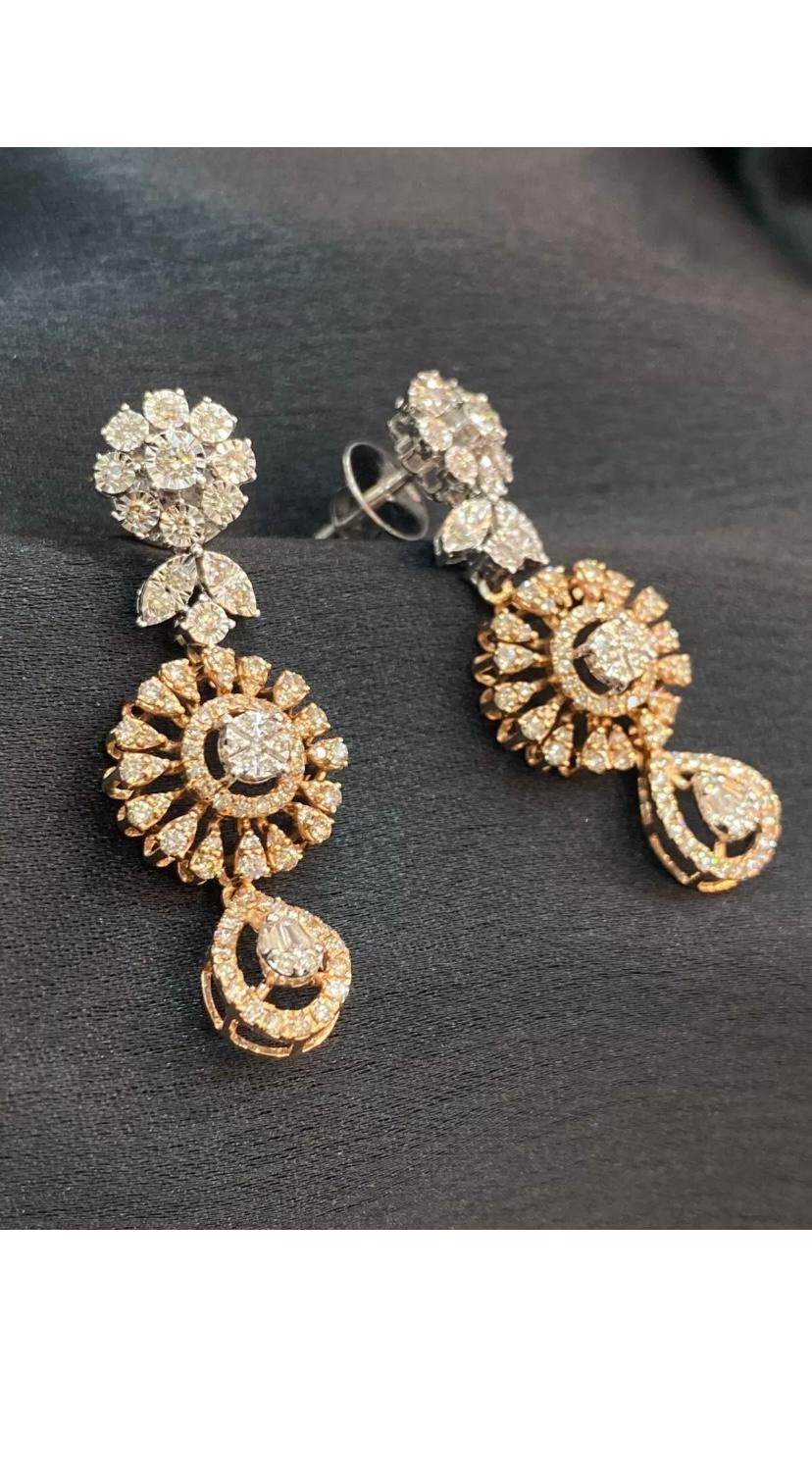 Orecchini in oro con fiori di diamanti naturali da 1,82 carati in vendita 2