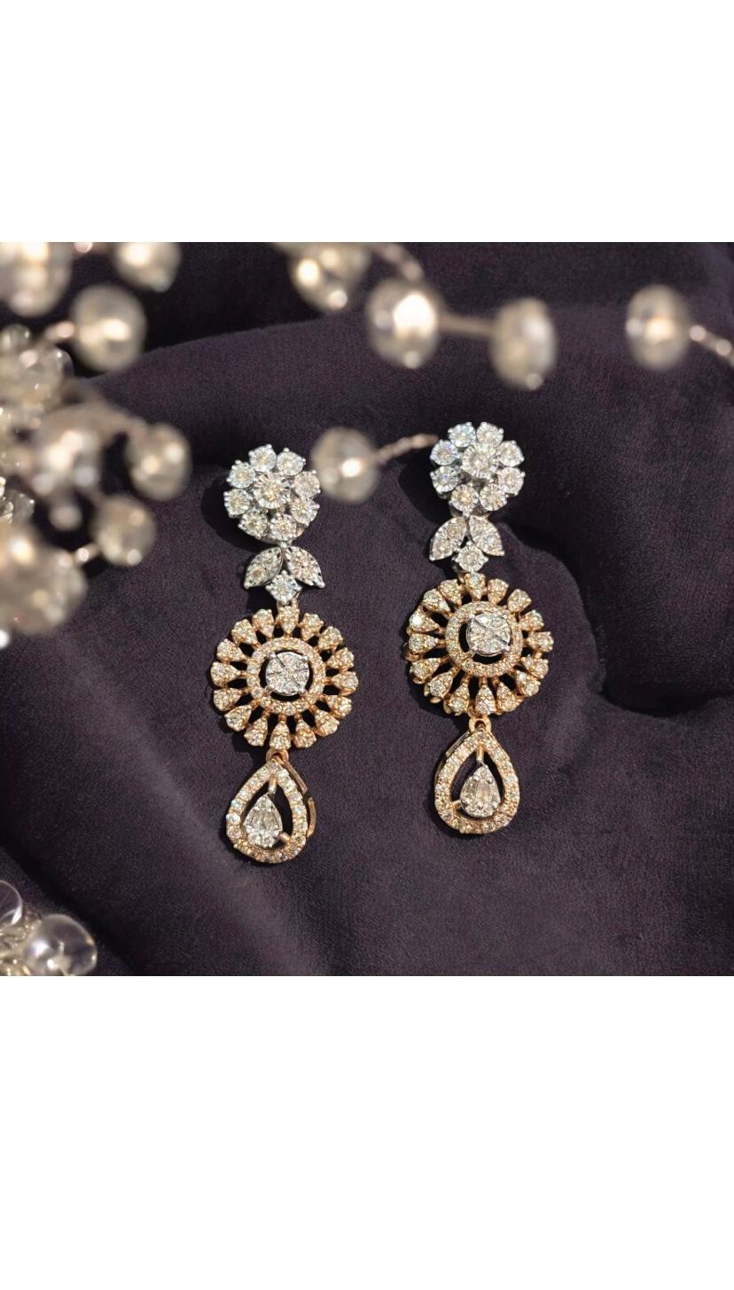 Orecchini in oro con fiori di diamanti naturali da 1,82 carati in vendita 4