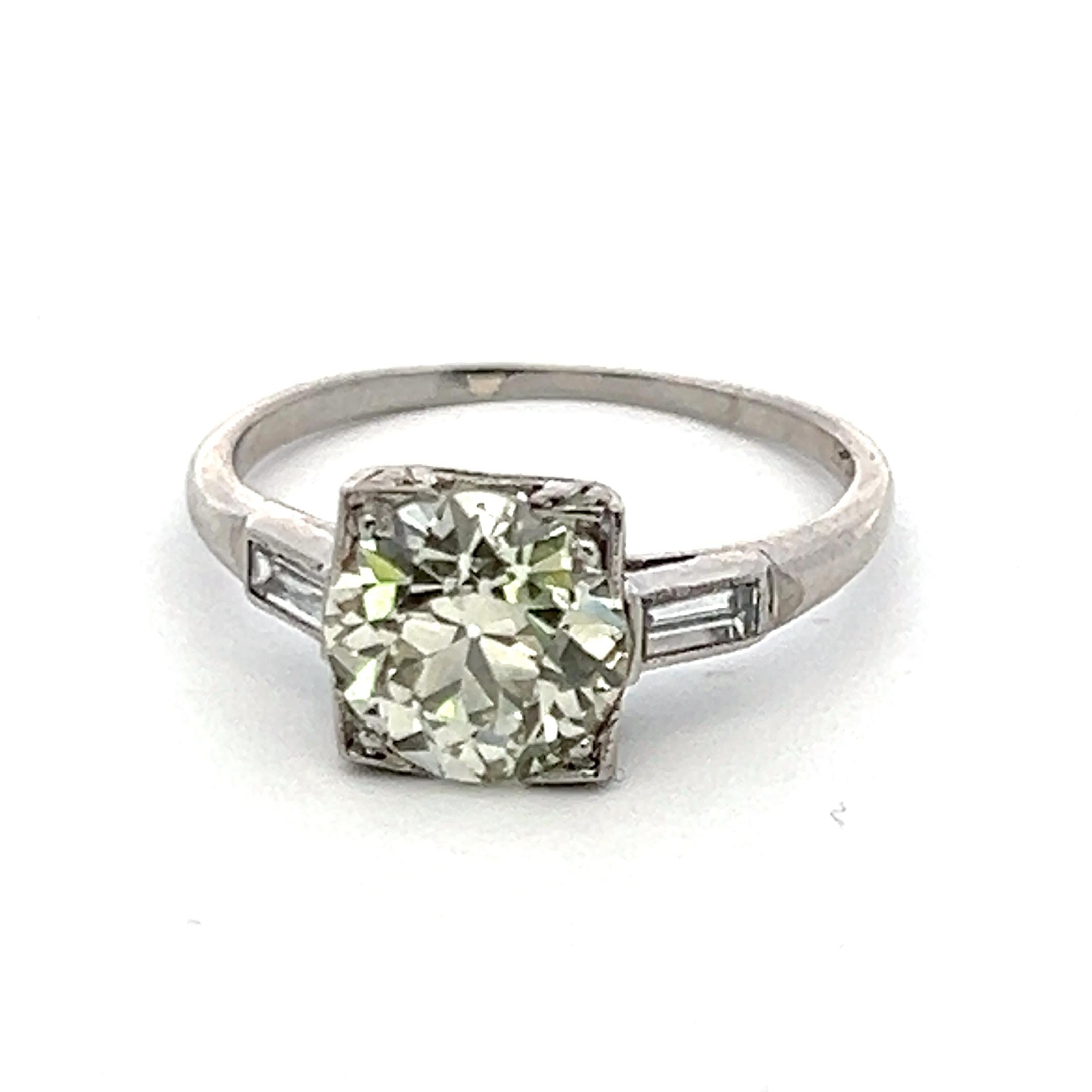 Titolo:
Anello vintage in platino da 1,82 carati con diamante vecchio taglio europeo O VS2 e forma a baguette K VS1


Stile:
Vintage


Metallo:
Platino


Gemma 1:
Diamante da 1,74 carati


Numero di