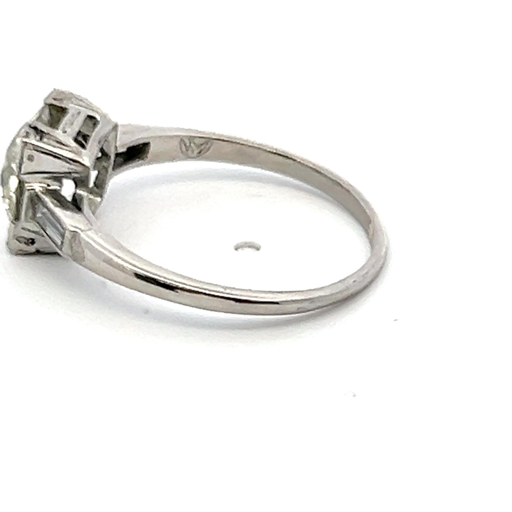 Taglio antico europeo Anello vintage in platino con diamante Baguette e taglio europeo da 1,82 carati in vendita