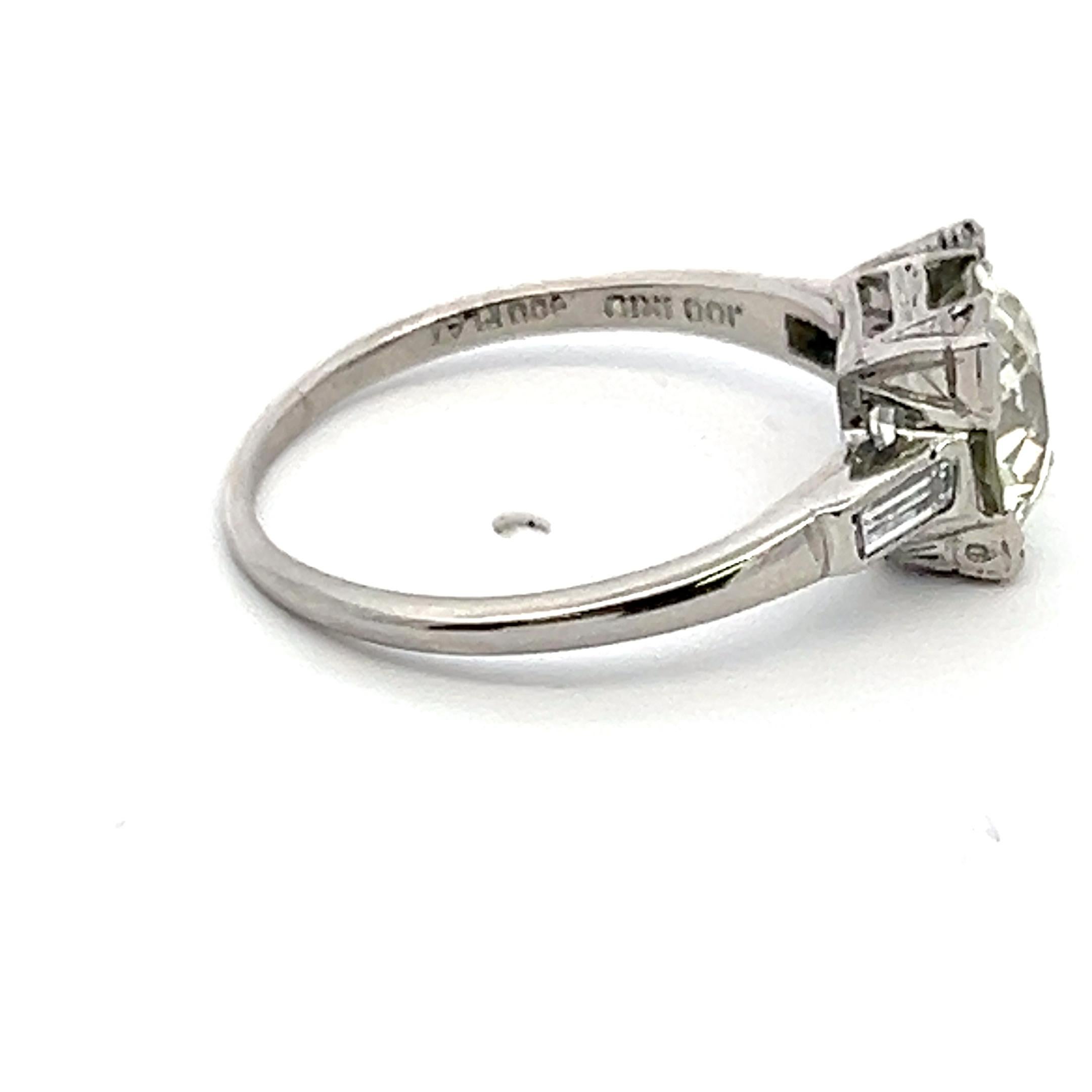 Anello vintage in platino con diamante Baguette e taglio europeo da 1,82 carati In condizioni buone in vendita a New York, NY