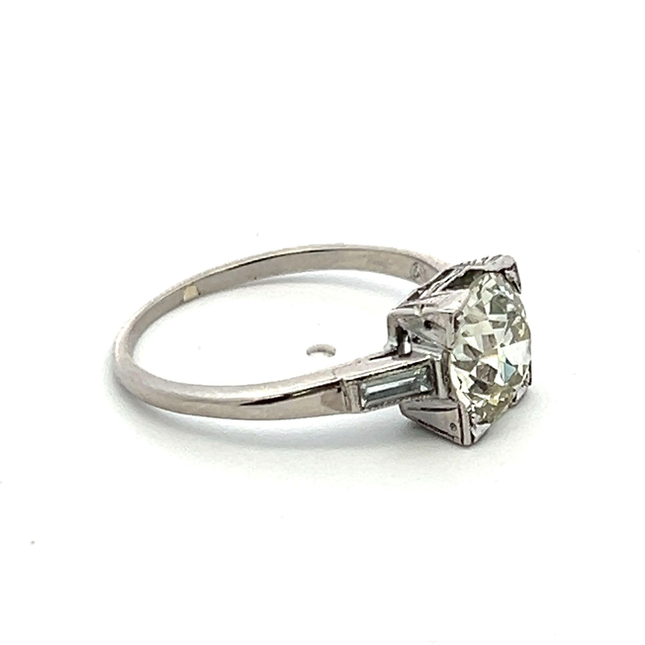 Anello vintage in platino con diamante Baguette e taglio europeo da 1,82 carati in vendita 3