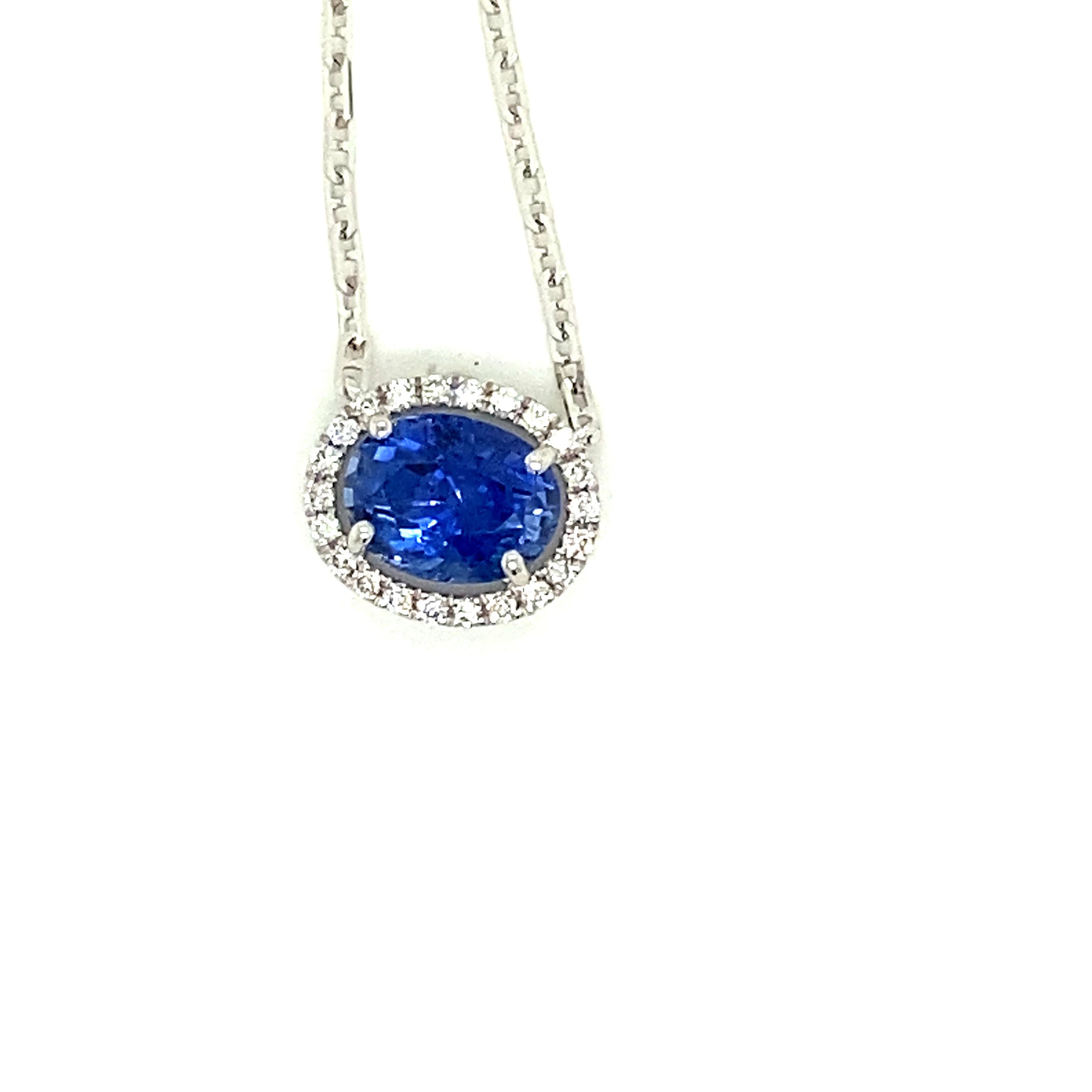 1,82 Karat Ovalschliff Lebendiger blauer Saphir und weißer Diamant-Anhänger Halskette:

Der wunderschöne Anhänger besteht aus einem blauen Saphir im Ovalschliff von 1,82 Karat, der von einem Kranz aus weißen Diamanten im Rundbrillantschliff von 0,12