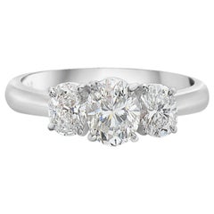 Anillo de compromiso trilogía oval en platino de 1,82 quilates