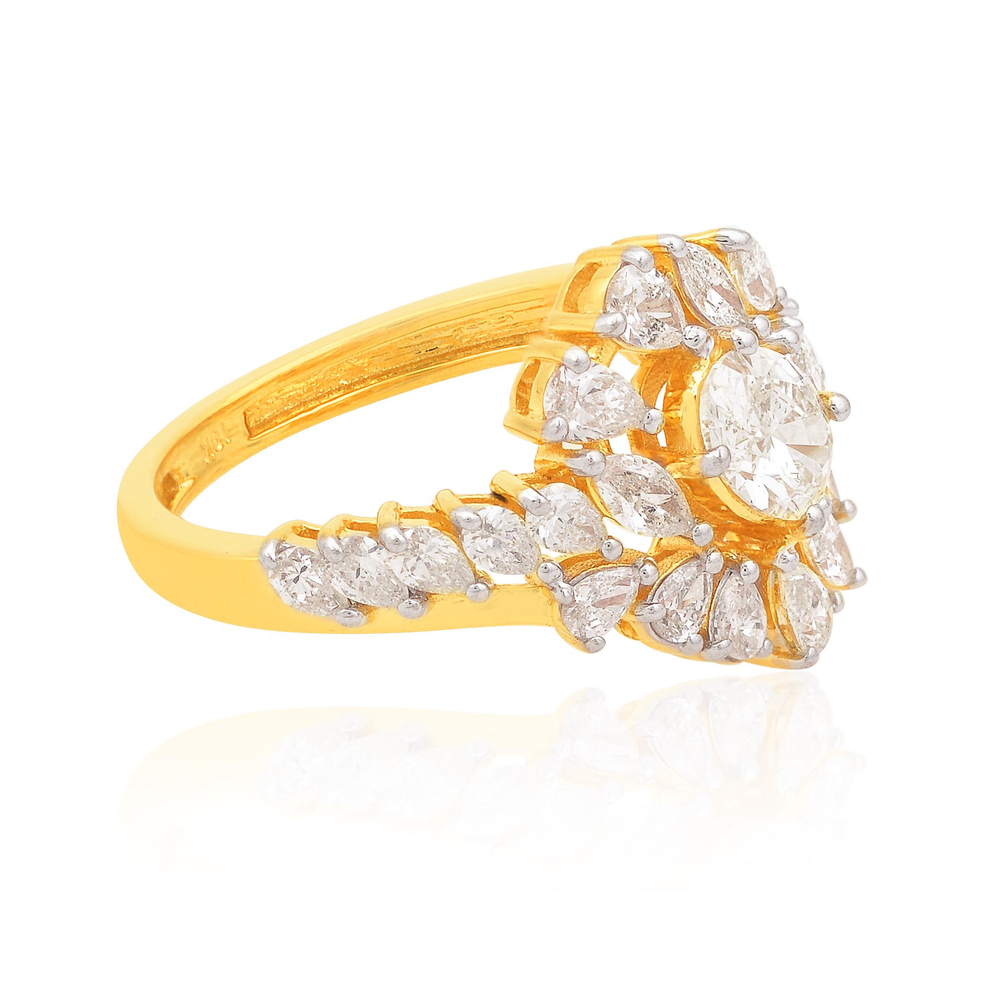Fundido en oro de 18 quilates, este exquisito anillo está engastado con 1,82 quilates de brillantes diamantes.

El anillo es de la talla 7 US y puede cambiarse de talla a una mayor o menor si se solicita. SIGUE LA TIENDA DE SPECTRUM JEWELS para ver