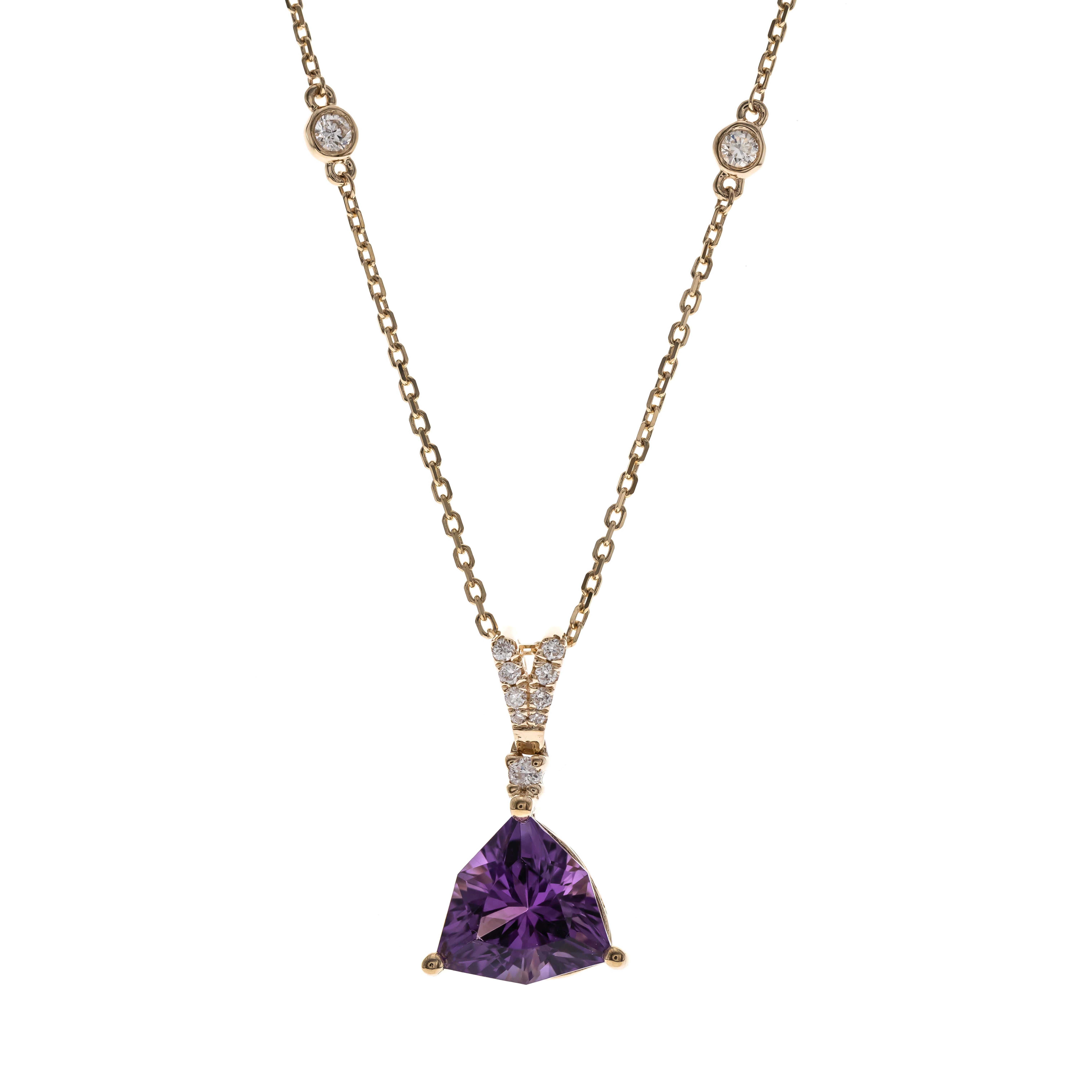 Dekorieren Sie sich selbst in Eleganz mit diesem Anhänger aus 14-karätigem Gelbgold von Gin & Grace. Dieser Anhänger besteht aus 9,0 mm Amethysten im Trillionschliff (1 Stück) 1,82 Karat und weißen Diamanten im Rundschliff (11 Teile) 0,13 Karat. Der