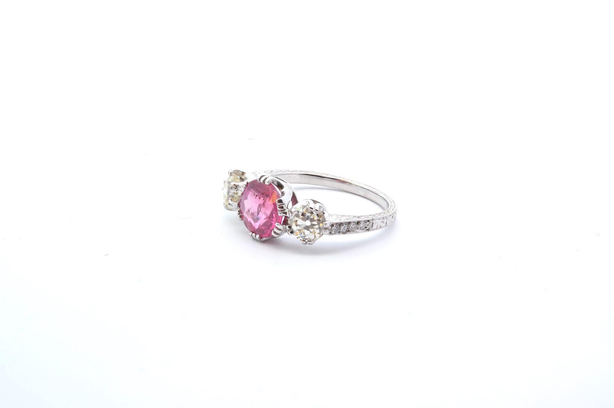 1,82 Karat rosa Saphirring mit 2 Diamanten im Zustand „Gut“ im Angebot in PARIS, FR