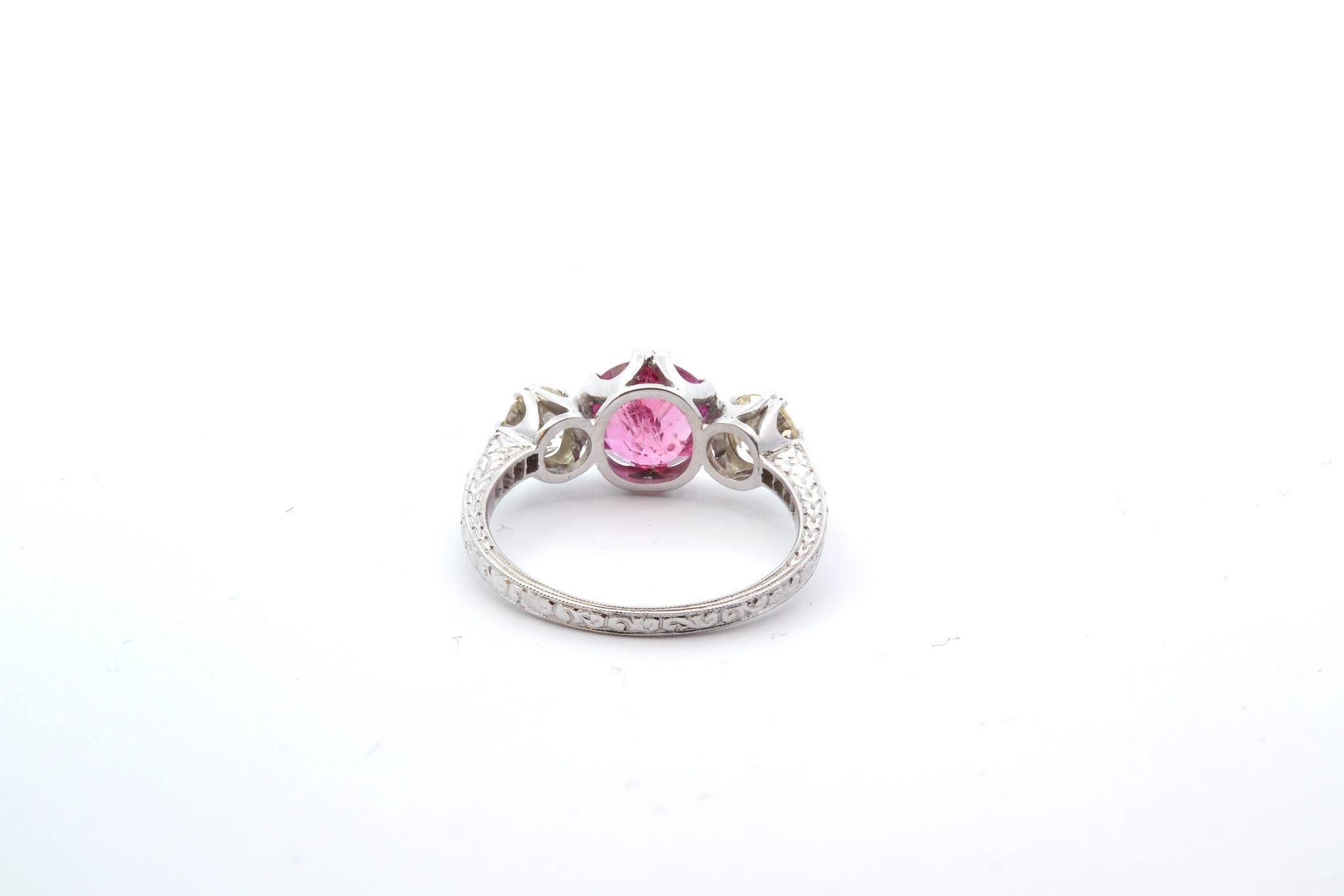 1,82 Karat rosa Saphirring mit 2 Diamanten für Damen oder Herren im Angebot