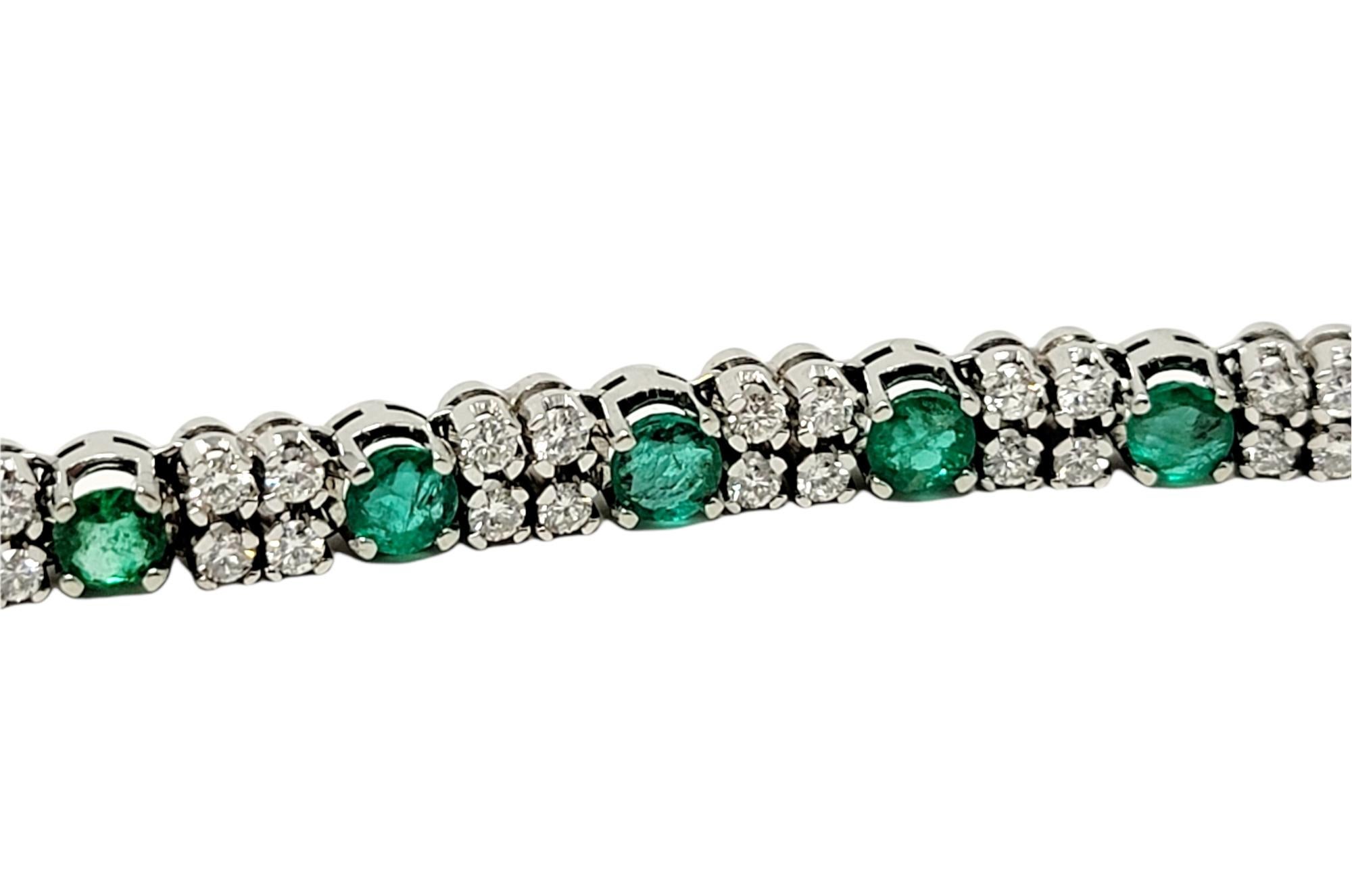 Contemporary 1.82 Carats Round Diamond and Emerald Link Bracelet in 18 Karat White Gold For Sale