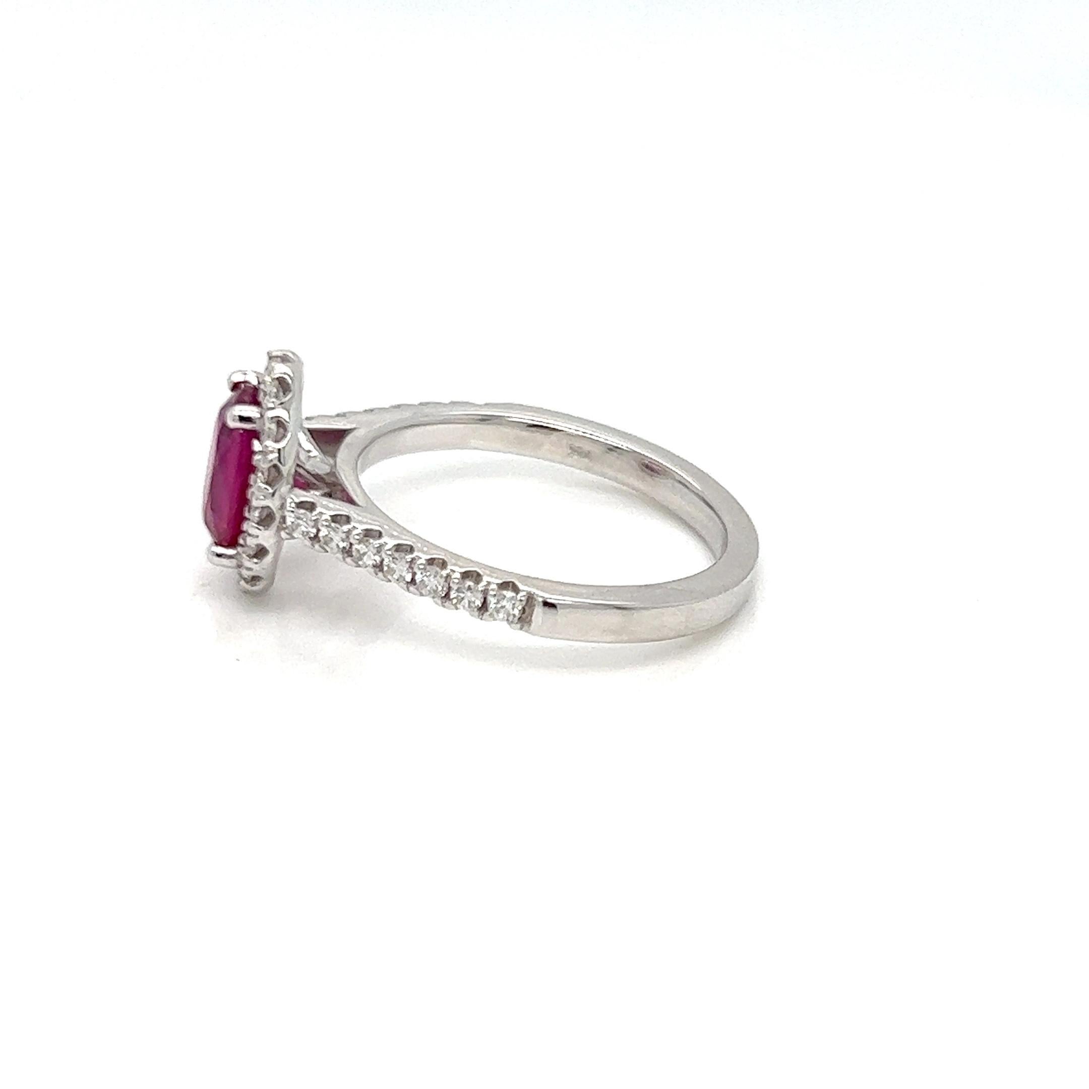 Nous vous présentons notre magnifique bague de fiançailles solitaire ovale rubis diamant halo de 1,82 carat, une représentation classique du luxe et de l'amour. Cette magnifique bague, qui respire l'élégance et le charme et a été fabriquée avec soin