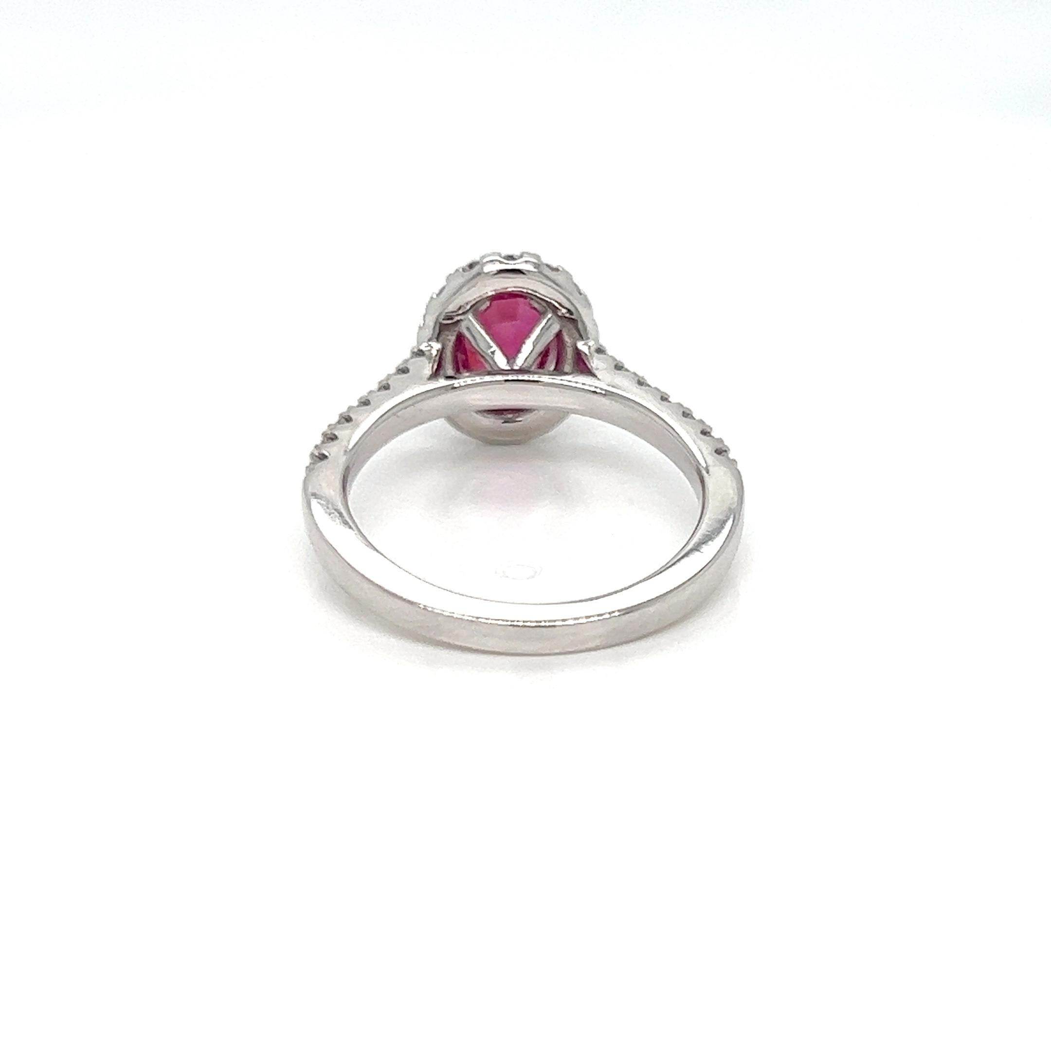 Moderne Bague de fiançailles solitaire ovale halo de diamants et rubis de 1,82 carat  en vente