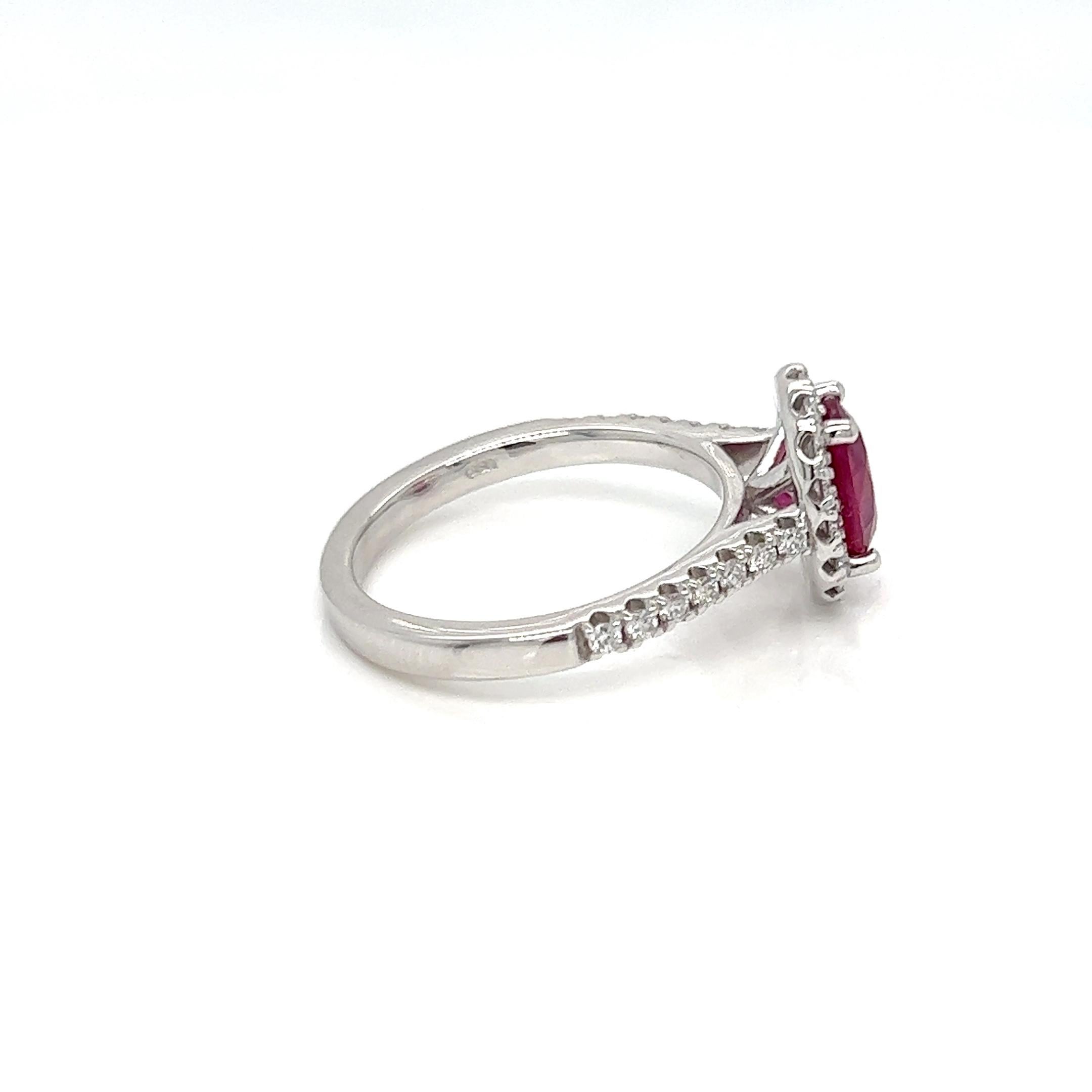 Taille ovale Bague de fiançailles solitaire ovale halo de diamants et rubis de 1,82 carat  en vente