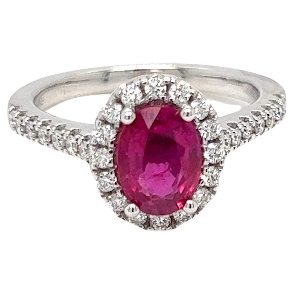 Bague de fiançailles solitaire ovale halo de diamants et rubis de 1,82 carat 