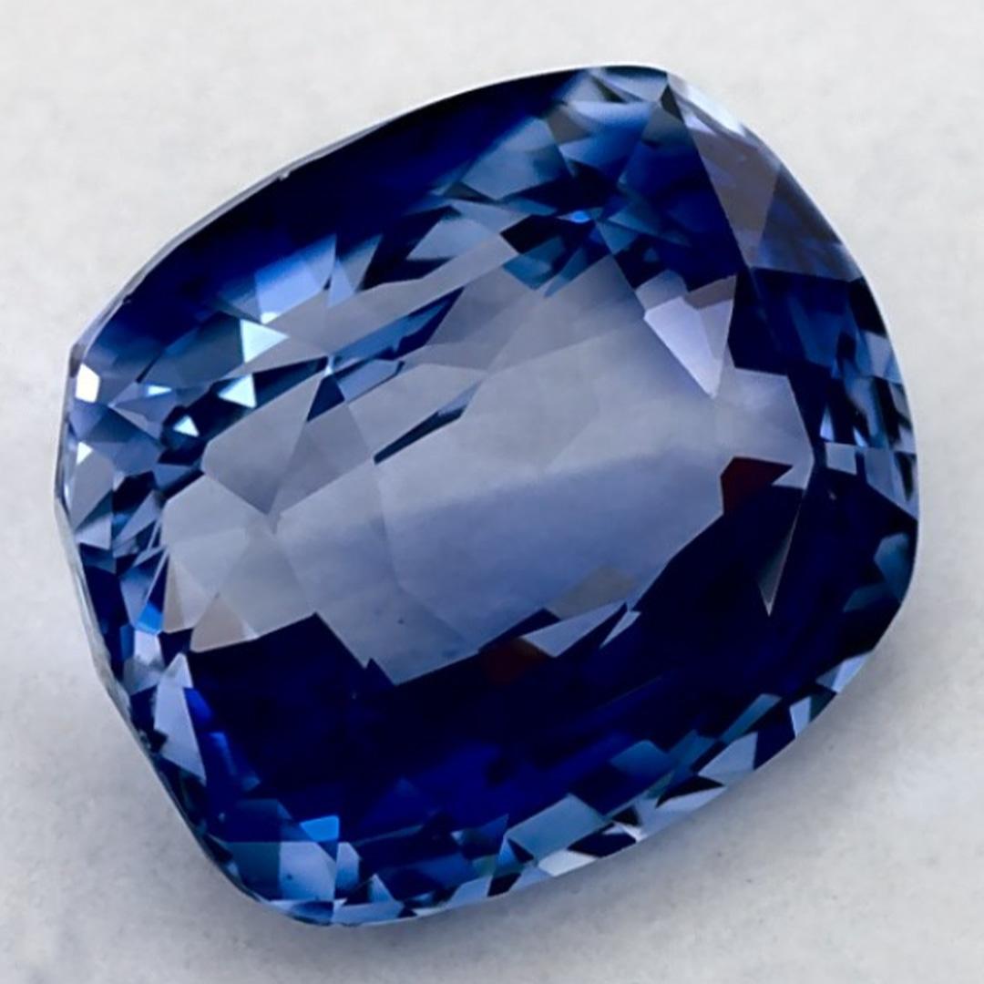 Dieser natürliche blaue Saphir bietet Eleganz und Raffinesse. Mit seiner satten Farbsättigung und seinem präzisen Schliff ist er der perfekte Mittelpunkt für einen Verlobungsring oder ein luxuriöses Schmuckdesign.

Dieser Saphir stammt aus Sri Lanka