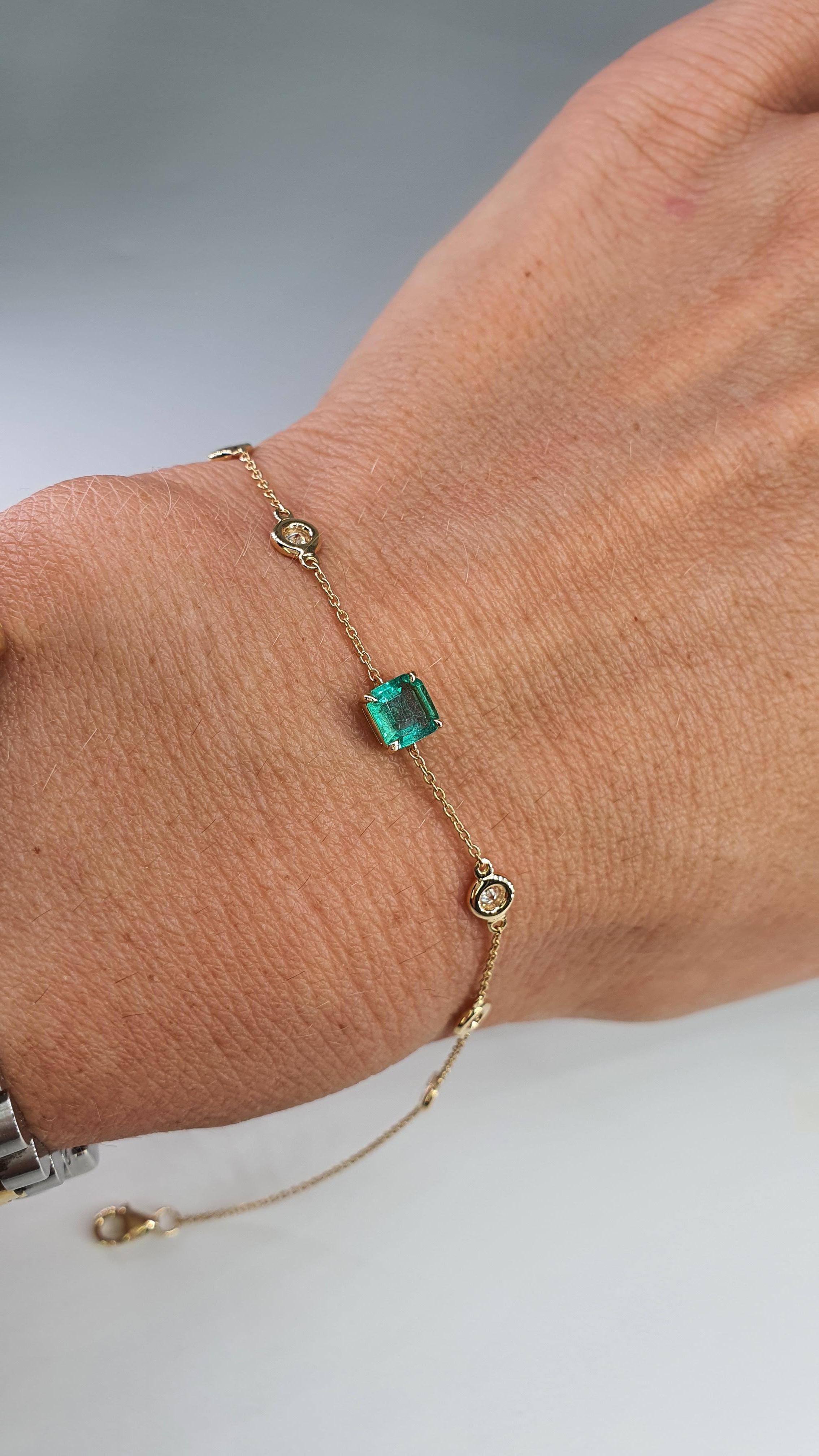 Contemporary 1.82 Ct Emerald Diamond 18 K Yellow Gold Bracelet For Sale