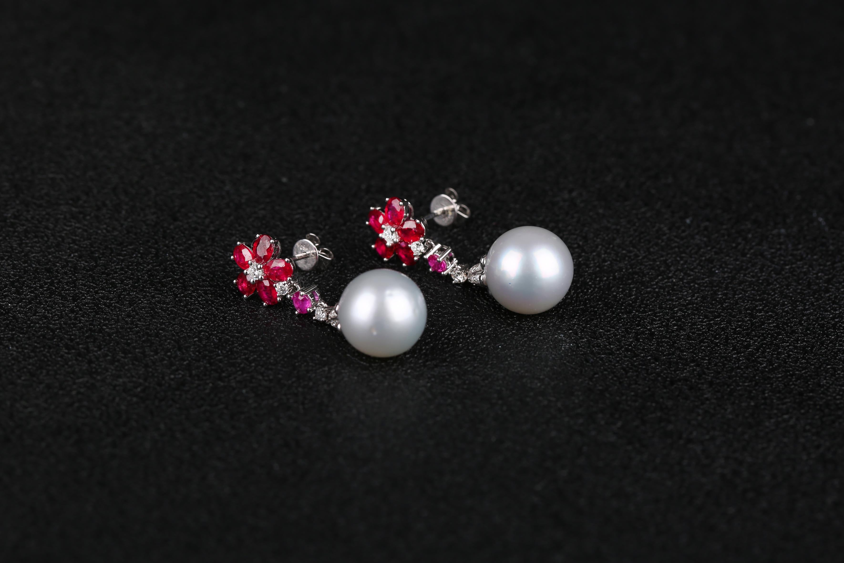 Contemporain Boucles d'oreilles en or blanc 18 carats avec rubis émeraude, perle blanche des mers du Sud et diamants en vente