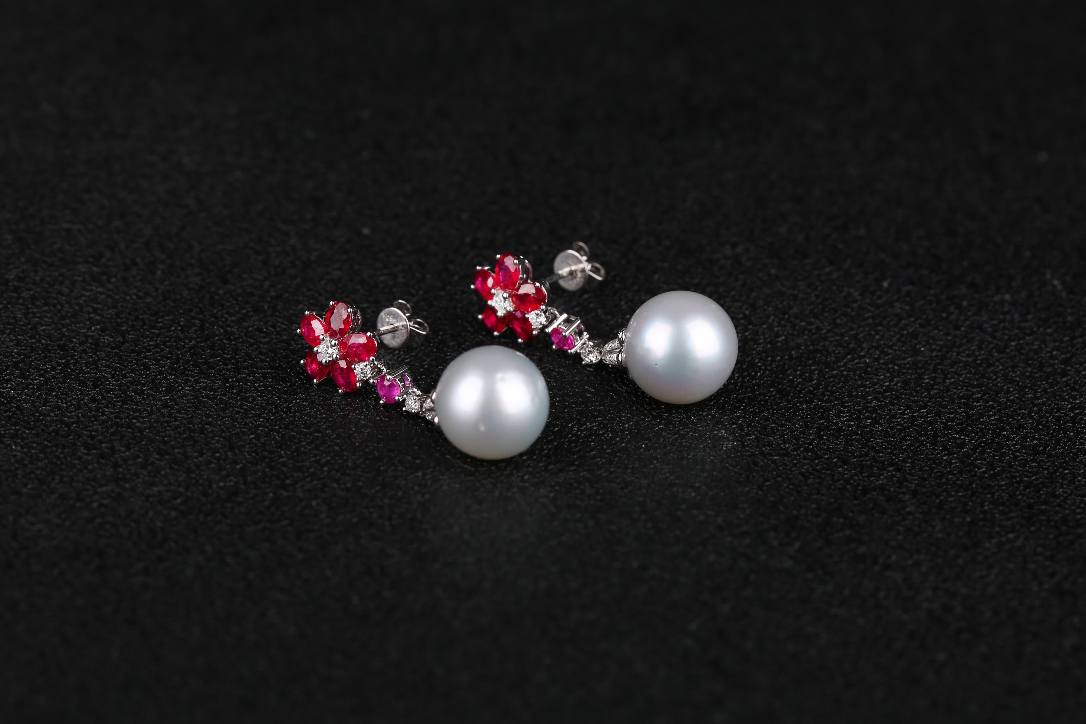 Pendiente de oro blanco de 18 quilates con rubí de Eostre, perla blanca de los mares del Sur y diamantes Contemporáneo en venta