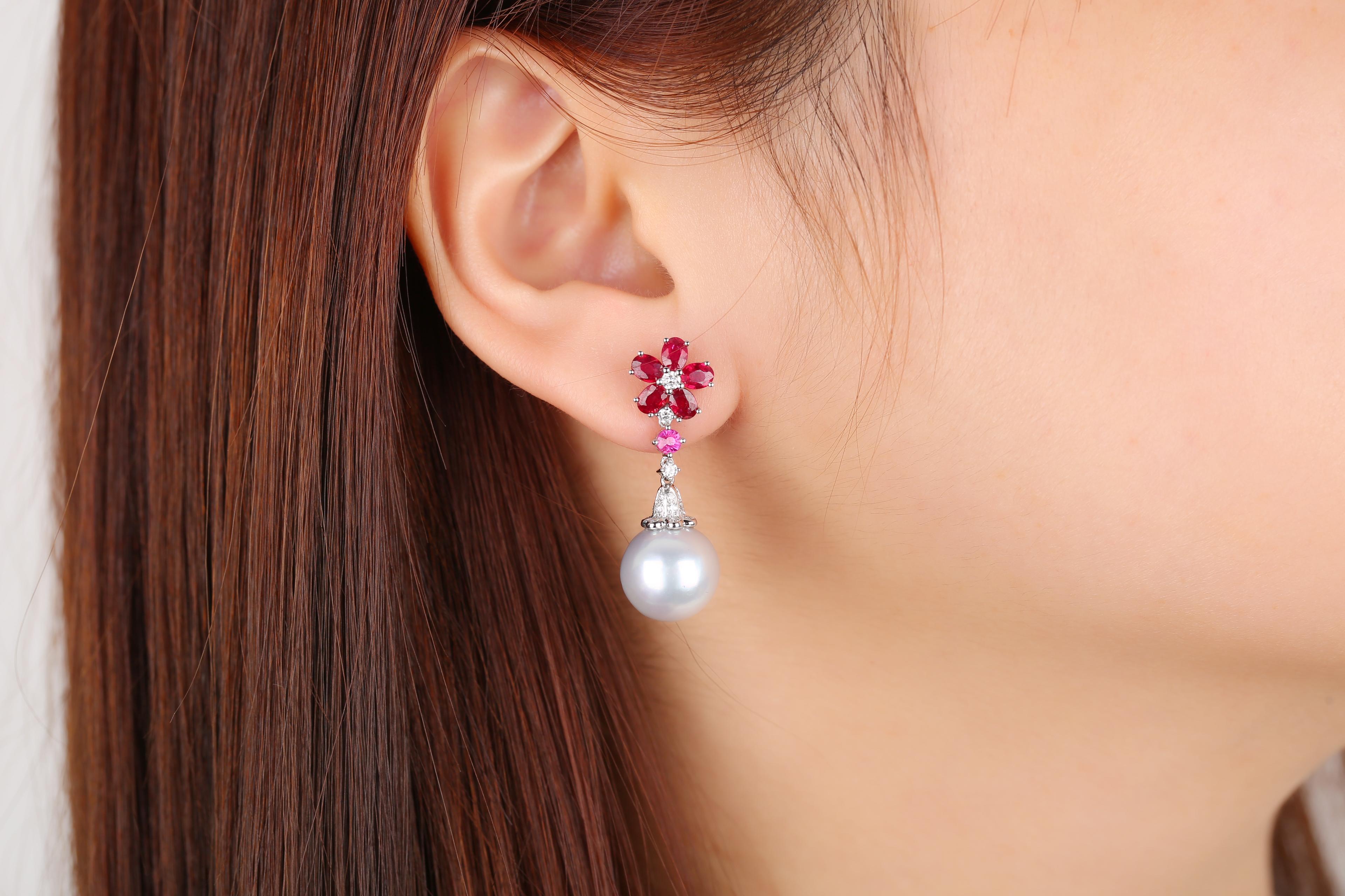 Boucles d'oreilles en or blanc 18 carats avec rubis émeraude, perle blanche des mers du Sud et diamants en vente 2