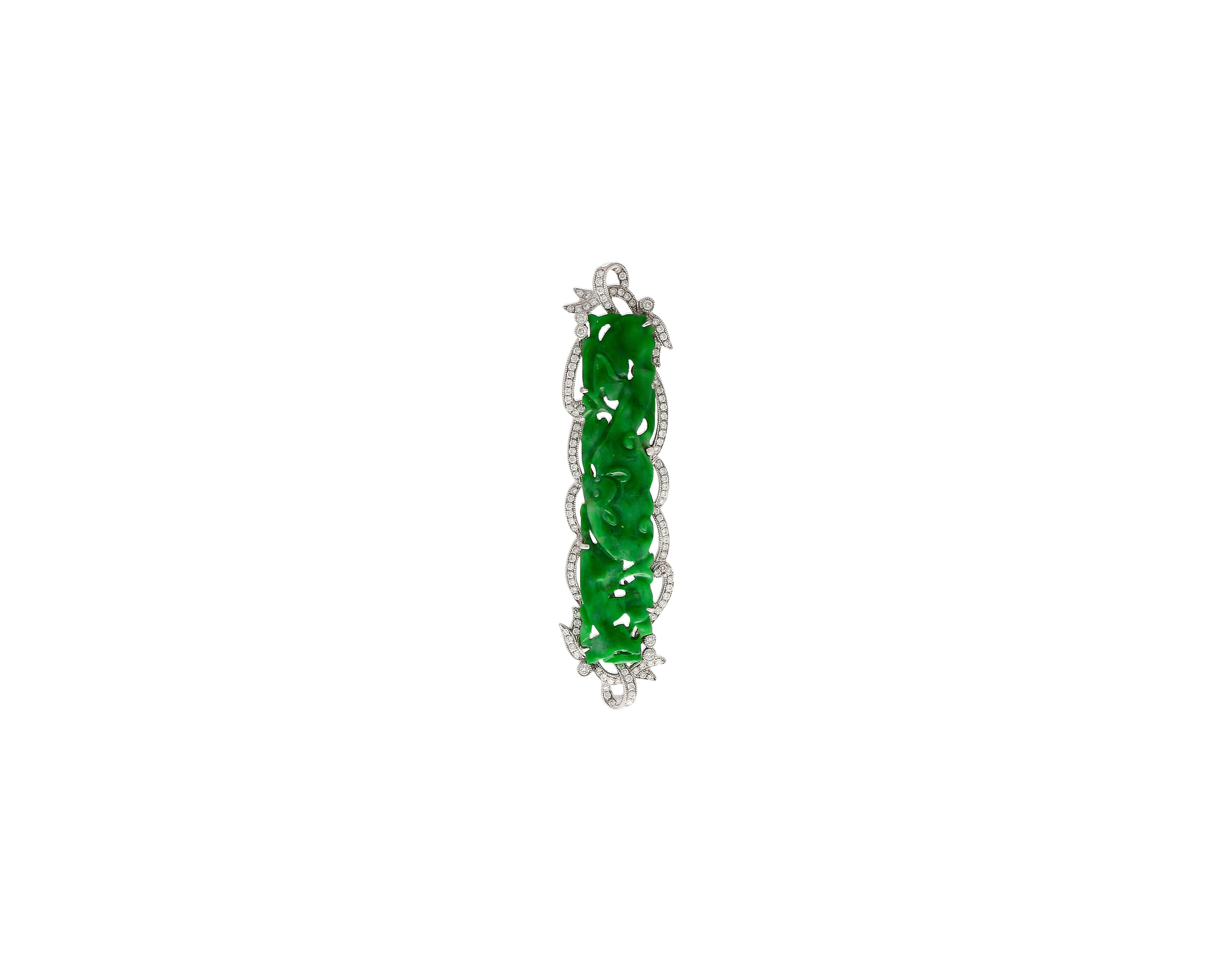 Art déco Pendentif/pièce en jadéite vert dragon sculpté de 18,20 carats, de qualité A et diamants  en vente