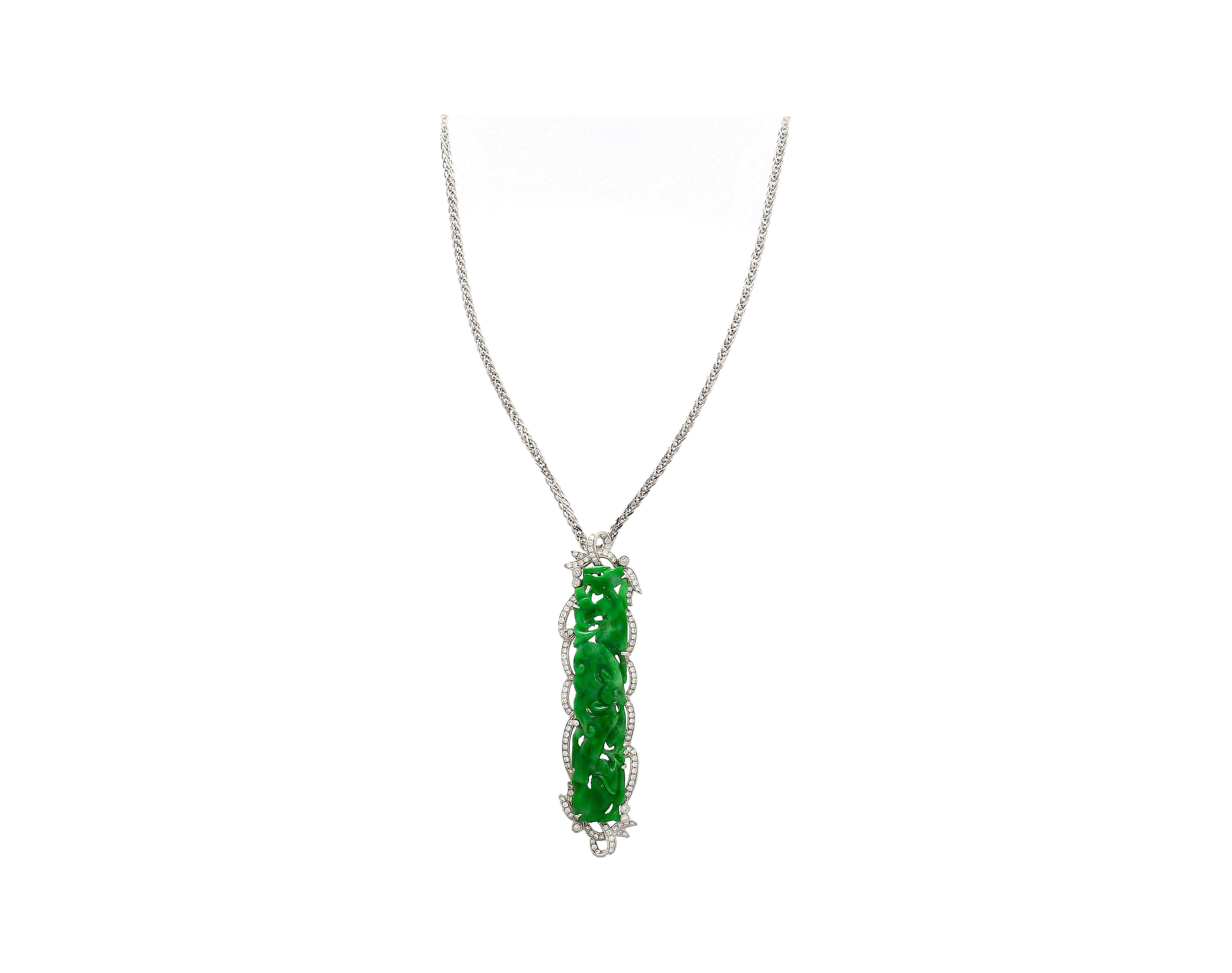 Taille ronde Pendentif/pièce en jadéite vert dragon sculpté de 18,20 carats, de qualité A et diamants  en vente