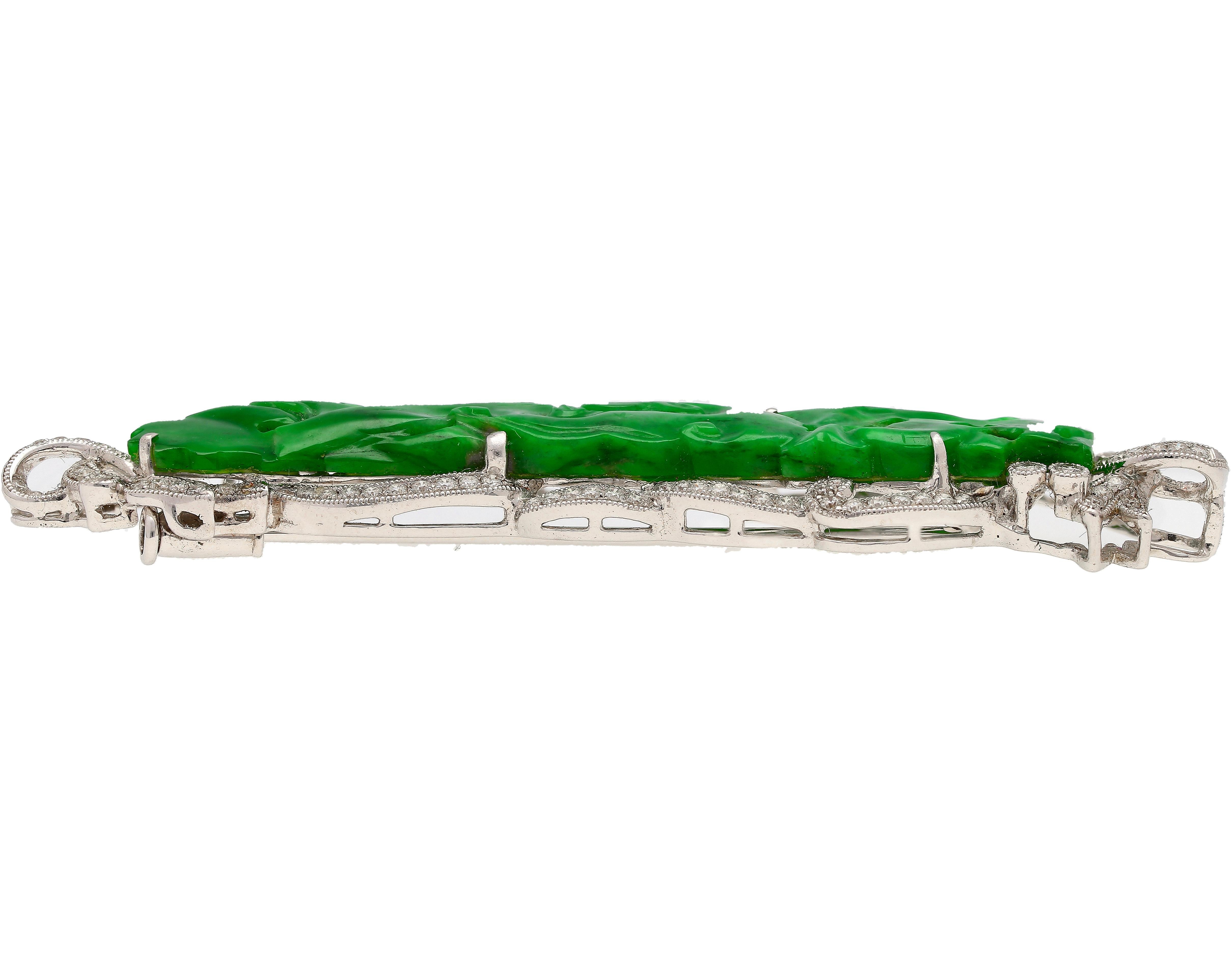 Pendentif/pièce en jadéite vert dragon sculpté de 18,20 carats, de qualité A et diamants  Pour femmes en vente