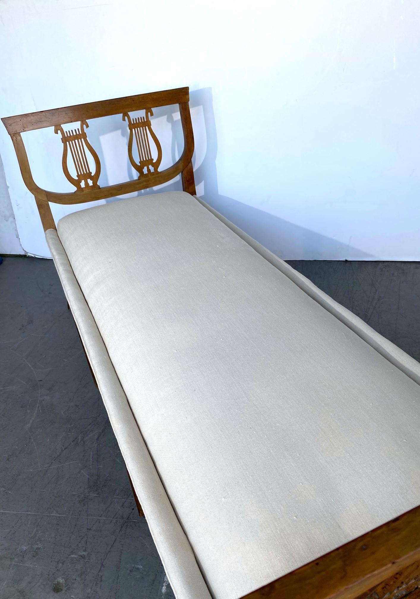 Panca francese di inizio Ottocento in legno di frutto con stecche Double-Lyre in stile Regency. La panchina è stata recuperata. c1800-1820