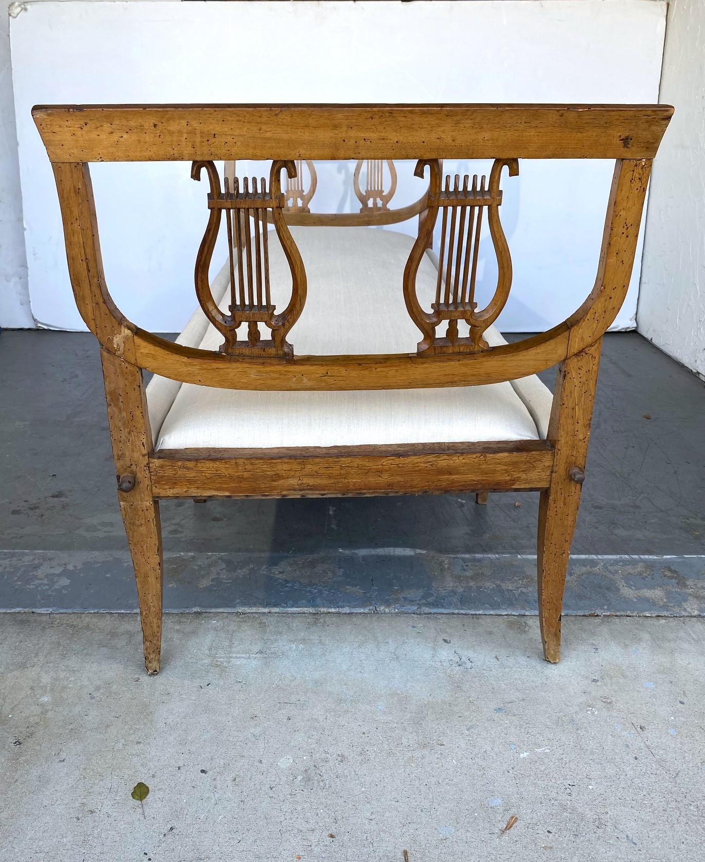 Legno di alberi da frutto Panca francese del 1820 in legno di frutta in stile Regency in vendita