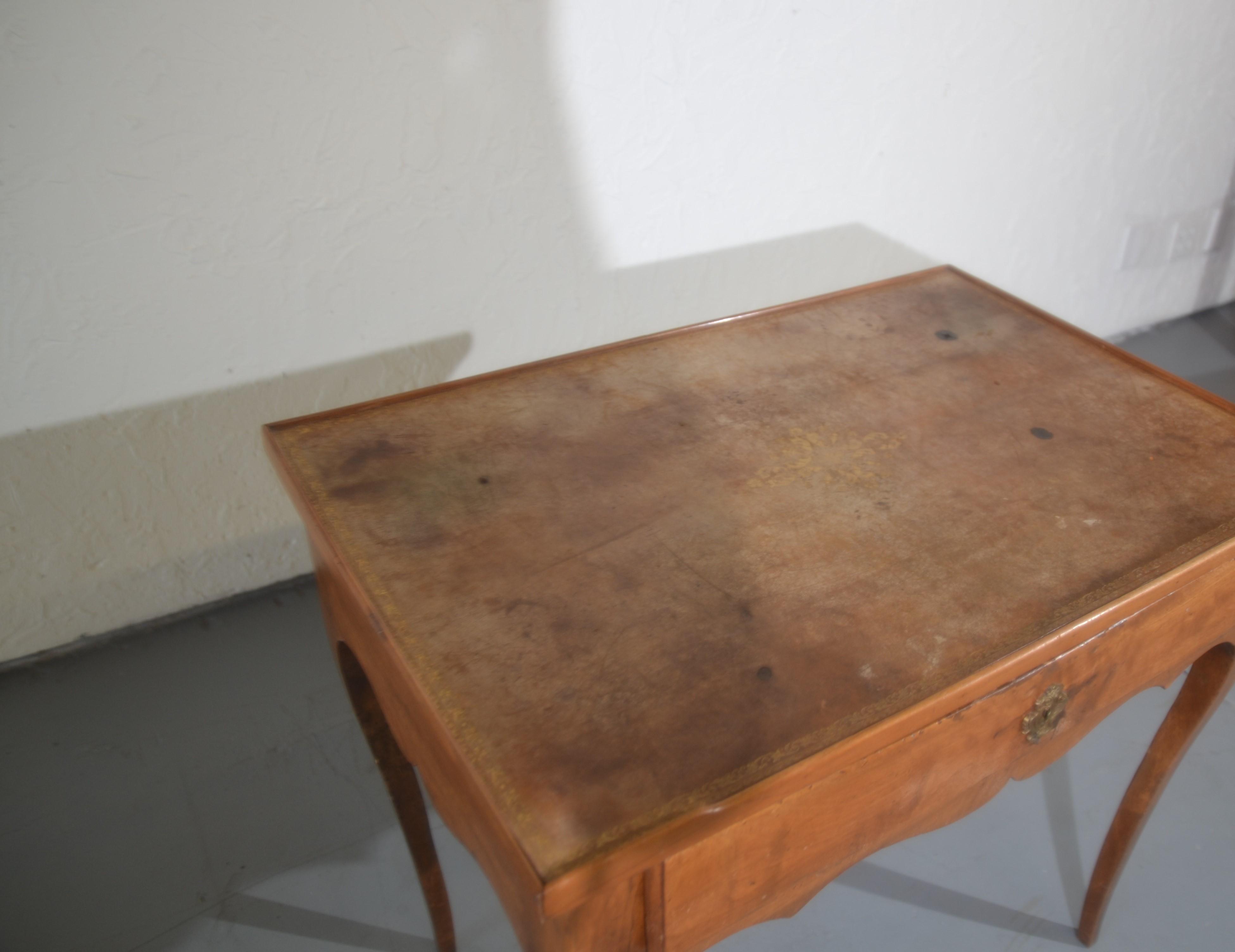 1820 Louis XV Style Leather Top Table In Good Condition For Sale In Pomona, CA