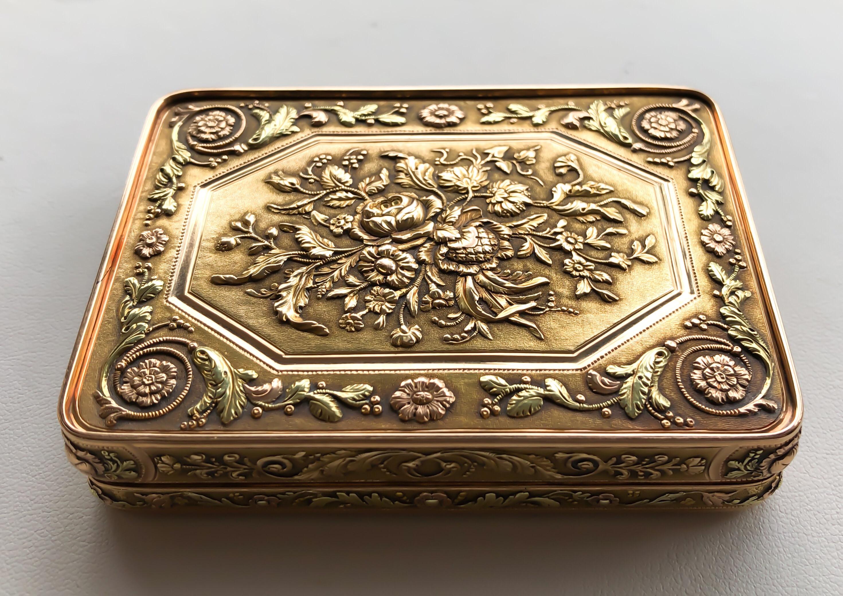 Georgian 1820s 18 Karat Tri-Color Russian Snuff Box For Sale
