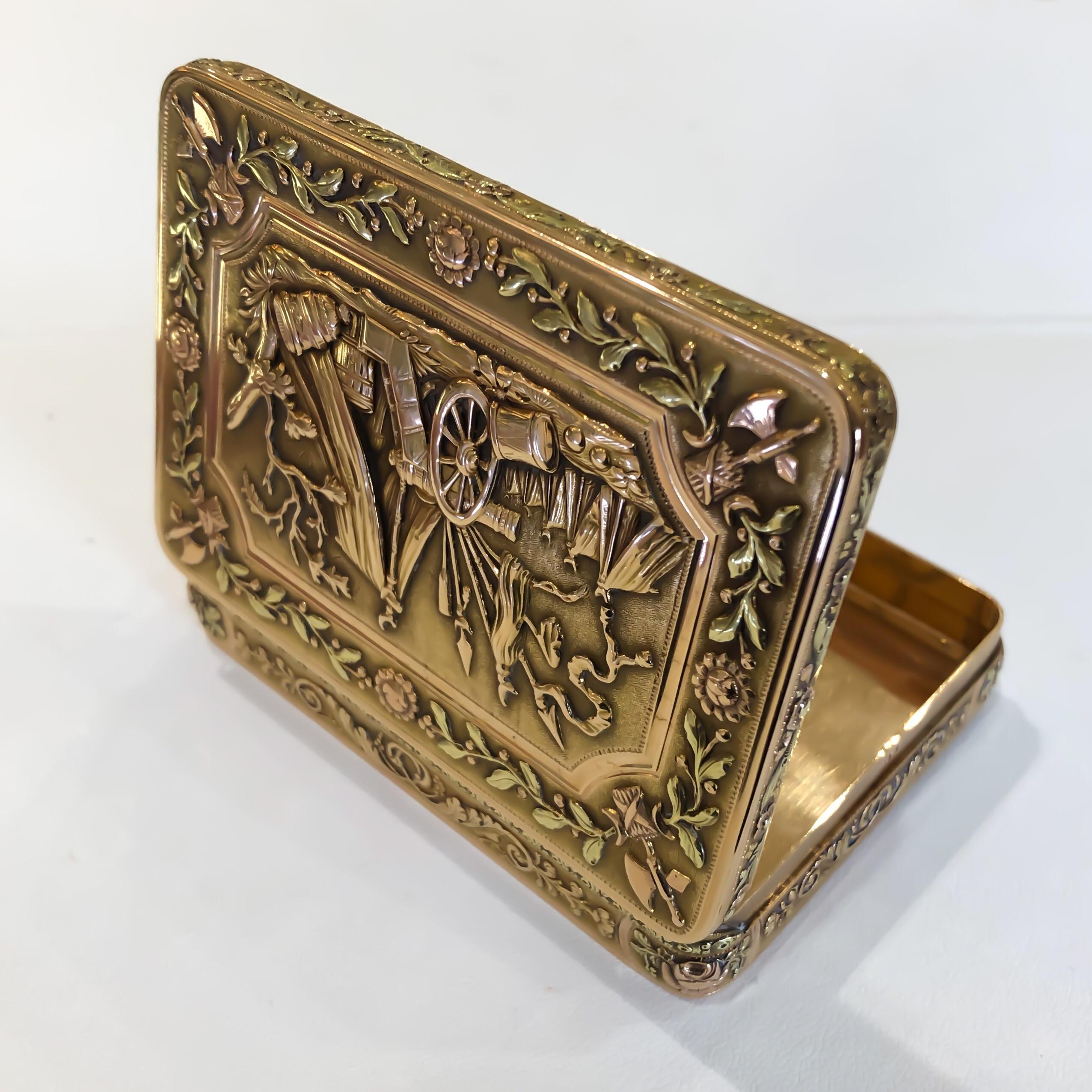 1820s 18 Karat Tri-Color Russian Snuff Box In Excellent Condition For Sale In Carmel-by-the-Sea, CA