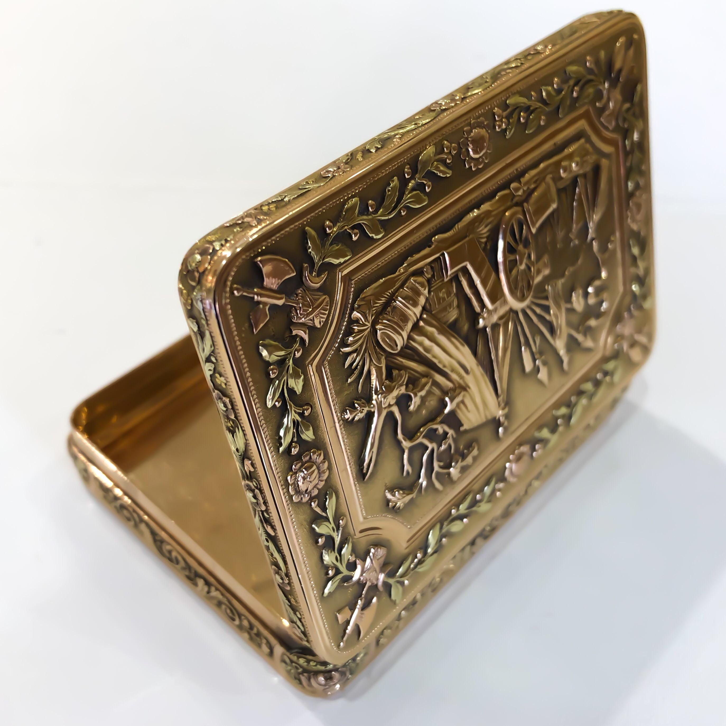 Women's or Men's 1820s 18 Karat Tri-Color Russian Snuff Box For Sale