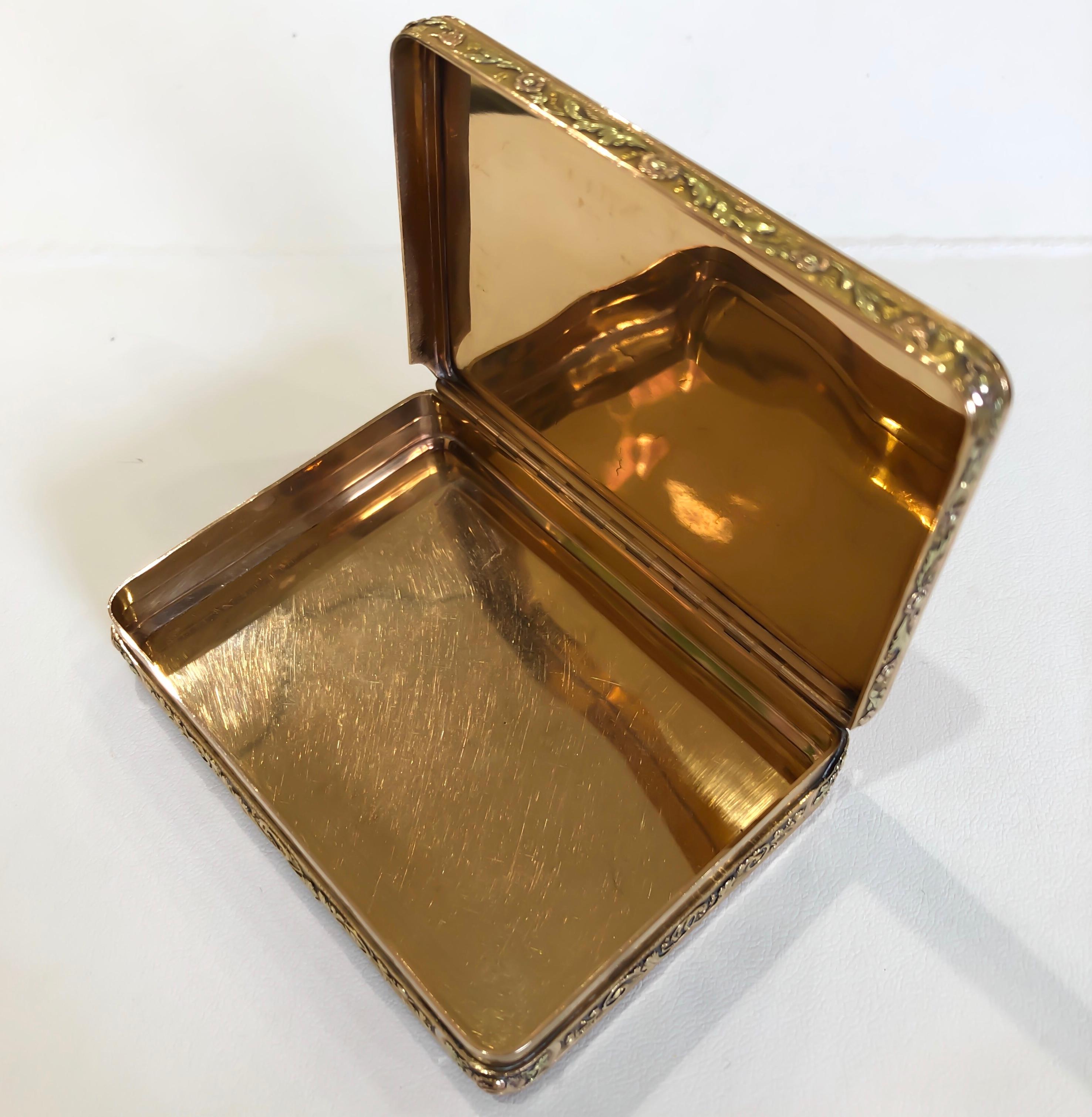 1820s 18 Karat Tri-Color Russian Snuff Box For Sale 2