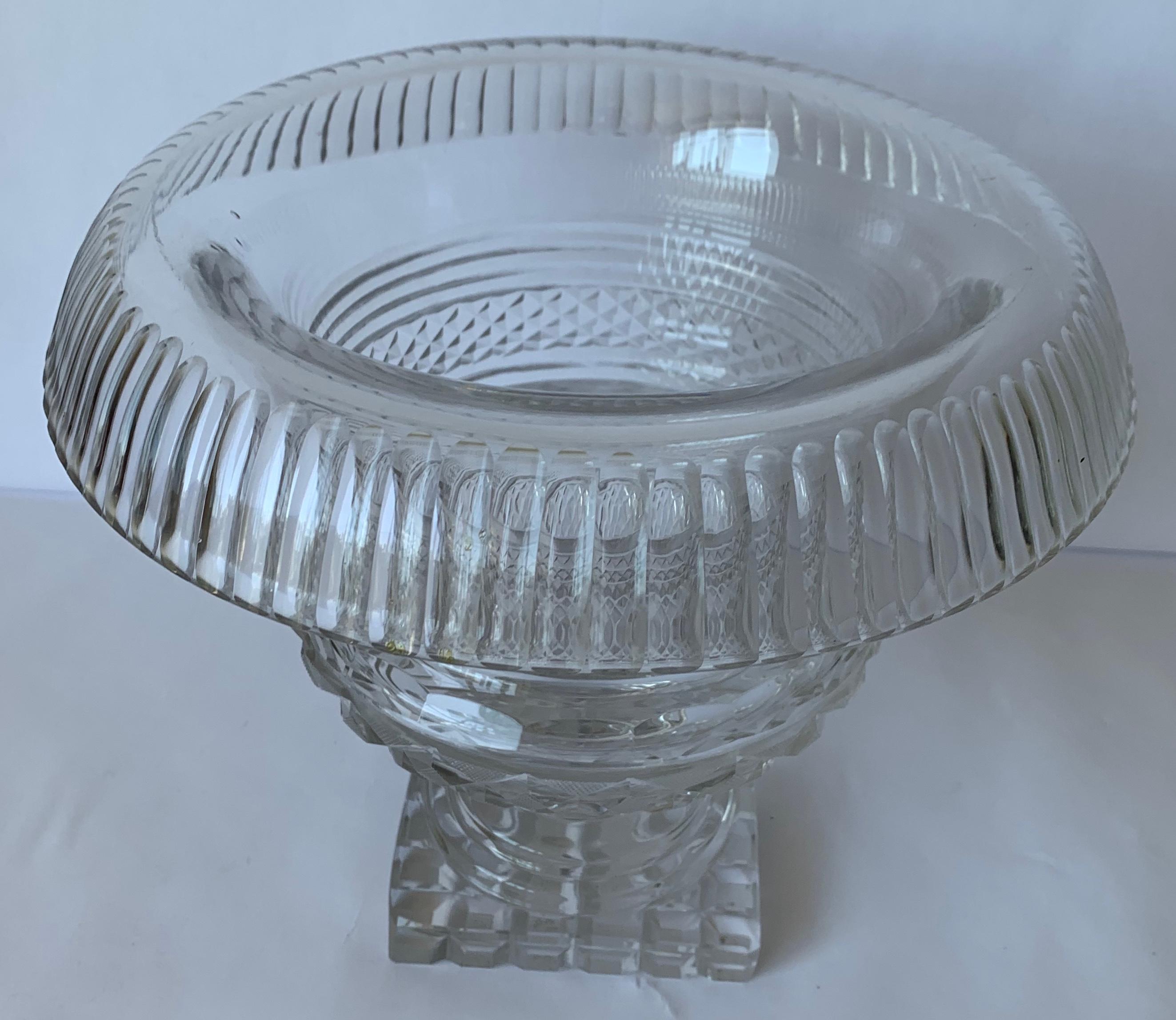1820er Jahre Anglo-Irish Cut Crystal Rolled Edge Footed Bowl (Georgian) im Angebot