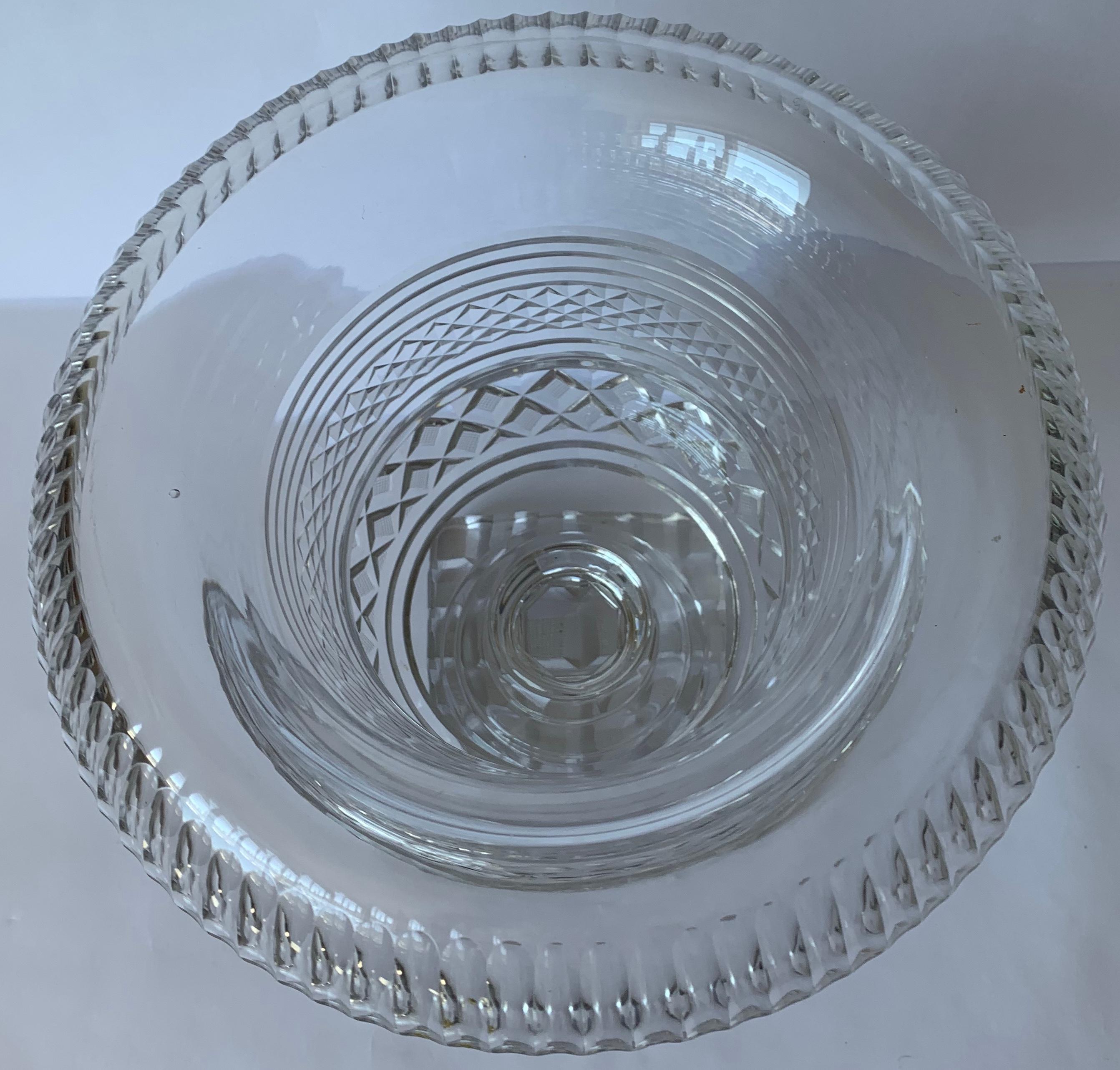 1820er Jahre Anglo-Irish Cut Crystal Rolled Edge Footed Bowl im Zustand „Gut“ im Angebot in Stamford, CT