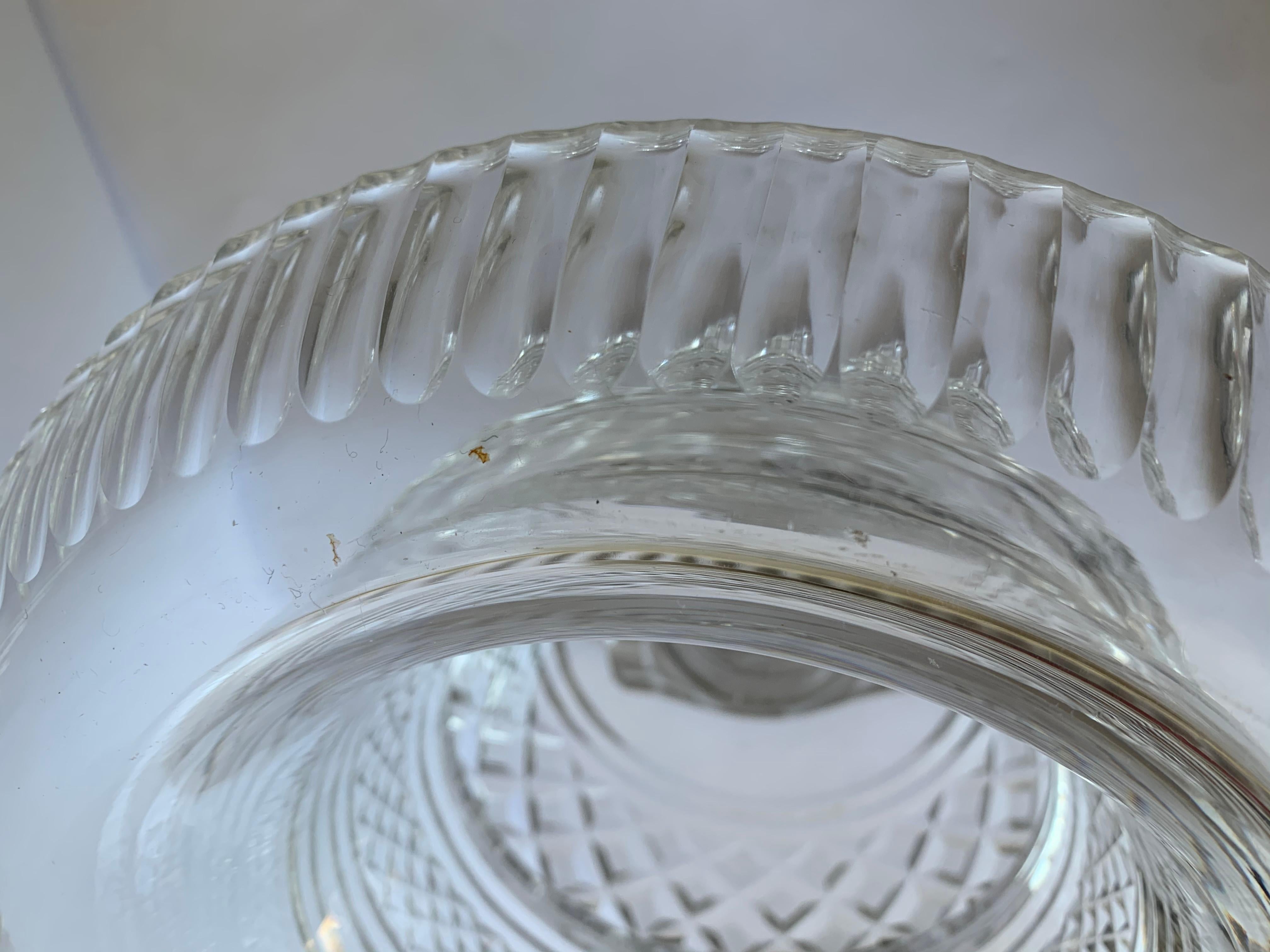 1820er Jahre Anglo-Irish Cut Crystal Rolled Edge Footed Bowl (Geschliffenes Glas) im Angebot
