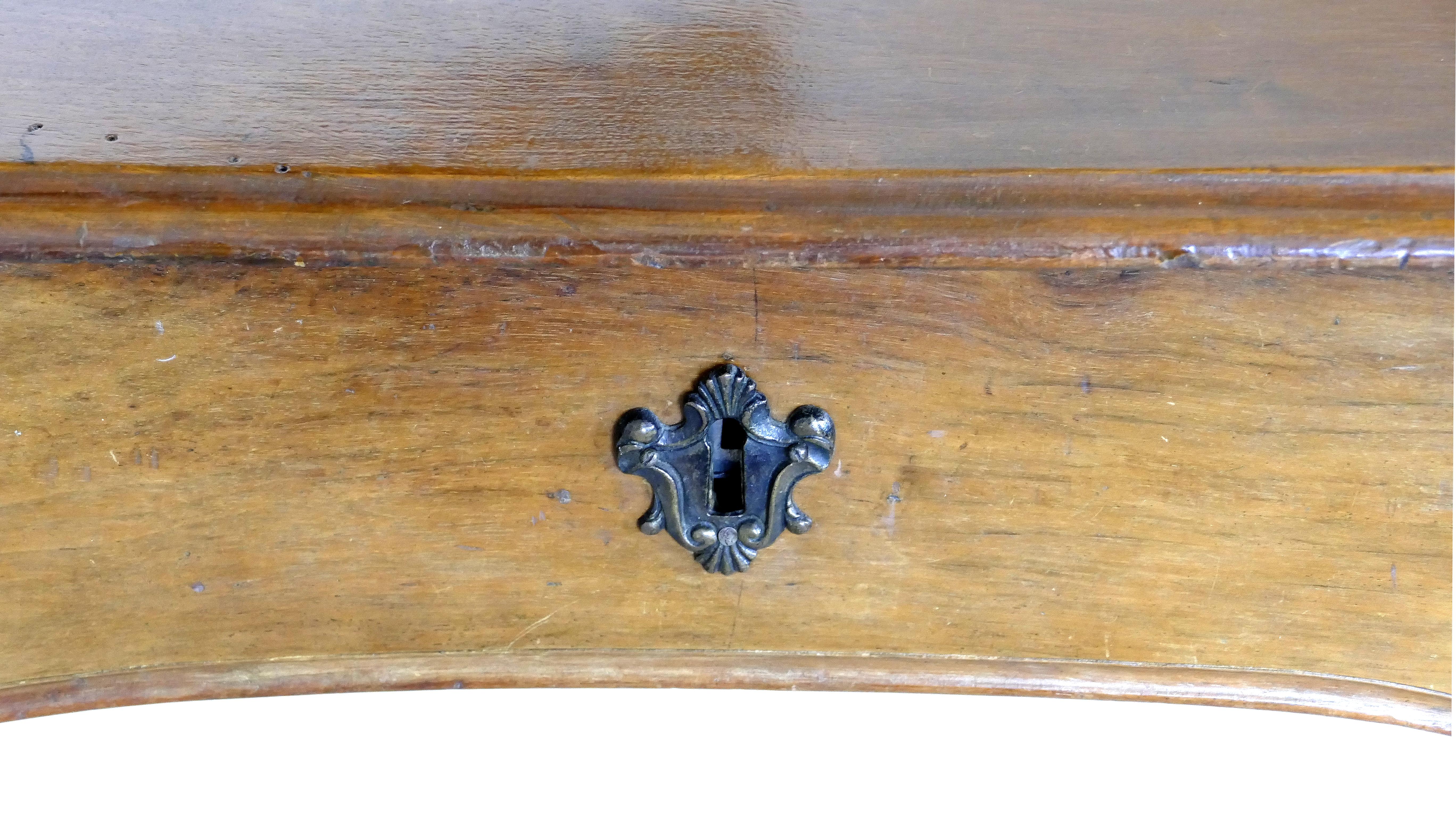 Ottone Antico scrittoio provinciale italiano in noce del 1920, gambe a cabriole