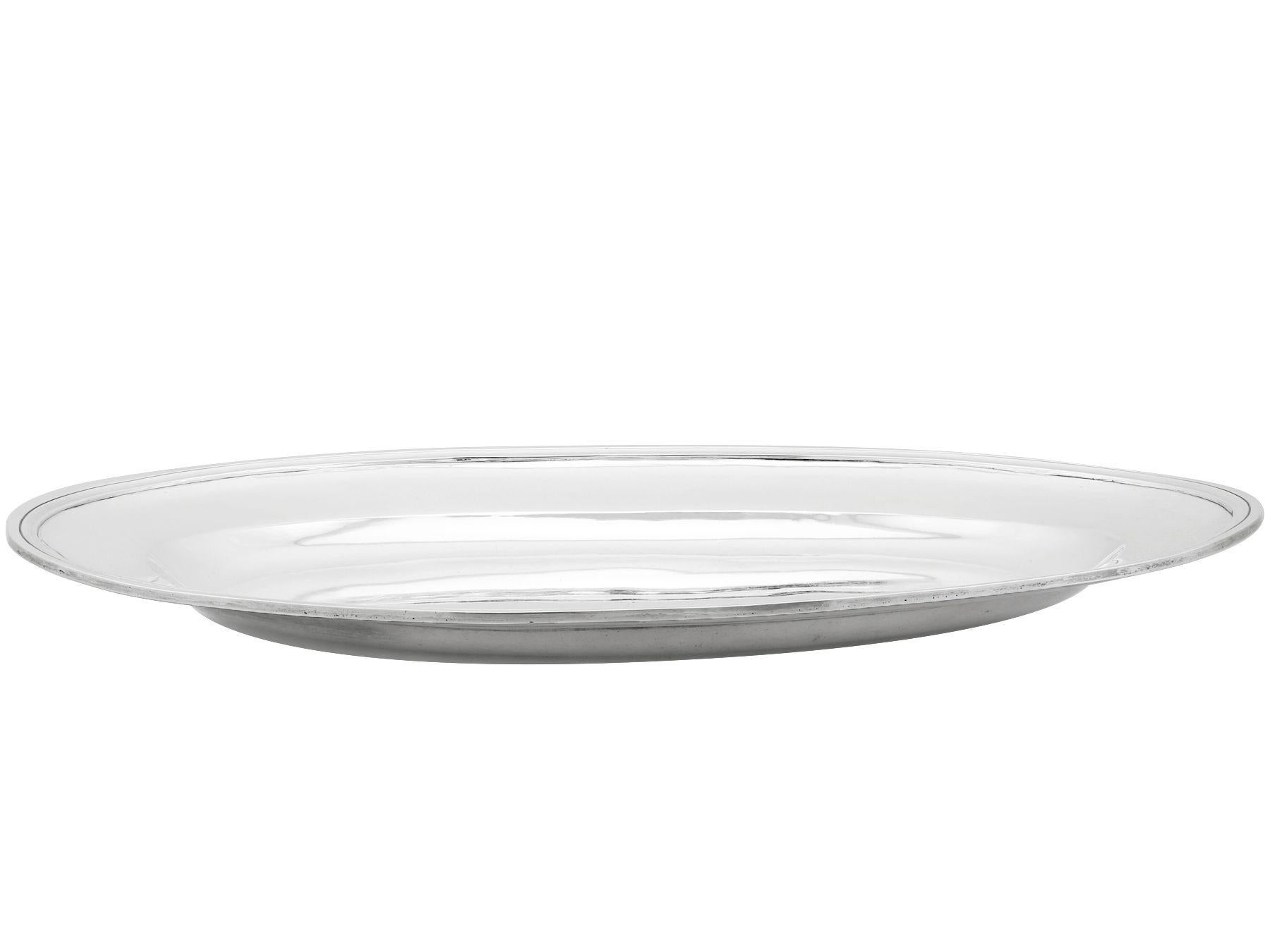 An exceptional, fine and impressive, antique Italian silver meat / fish platter; an addition to our presentation silverware collection.

This magnificent antique Italian silver platter has an oval form.

The surface of this antique platter is plain