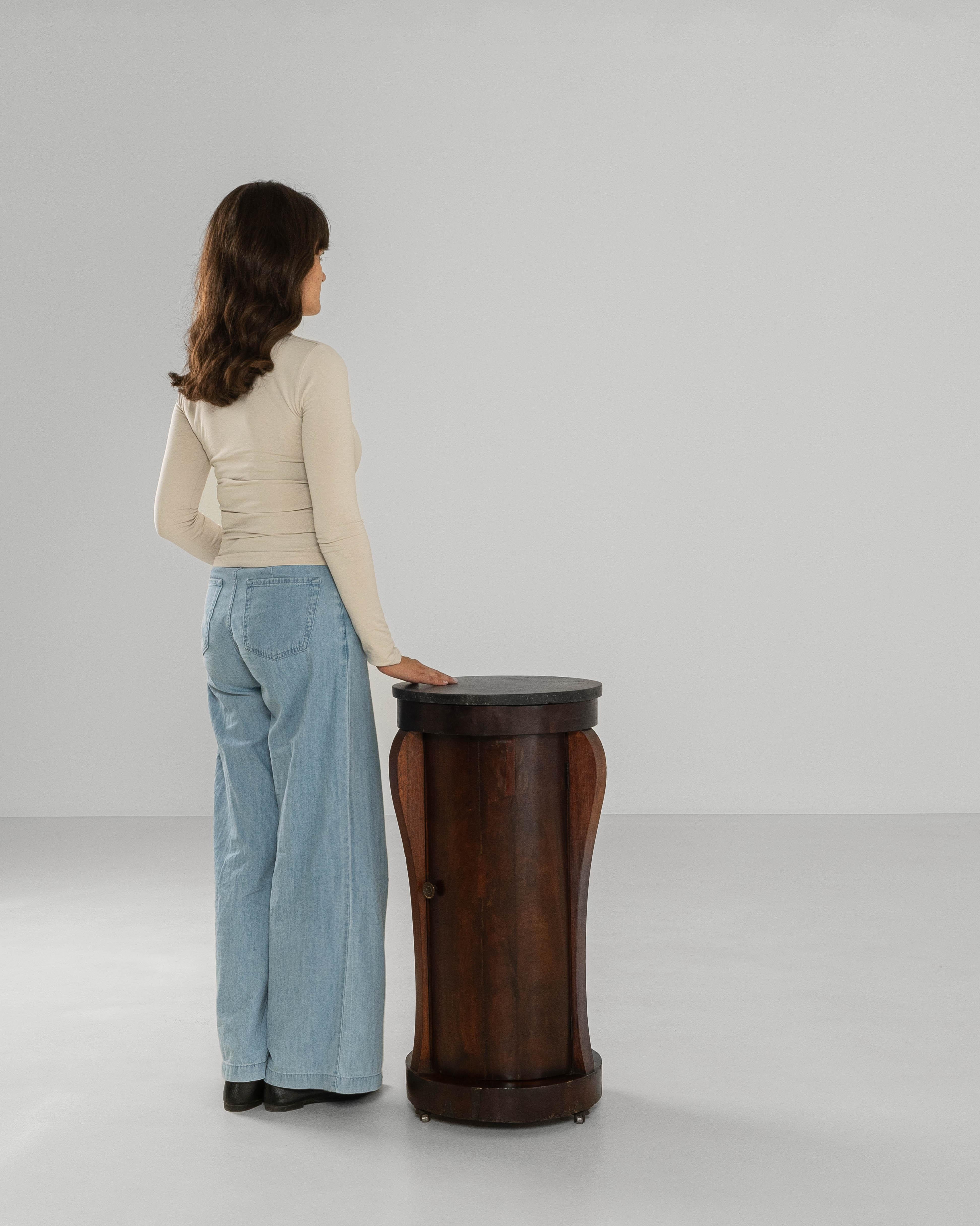 1820s Belgian Empire Mahogany Cabinet With Marble Top im Zustand „Gut“ im Angebot in High Point, NC