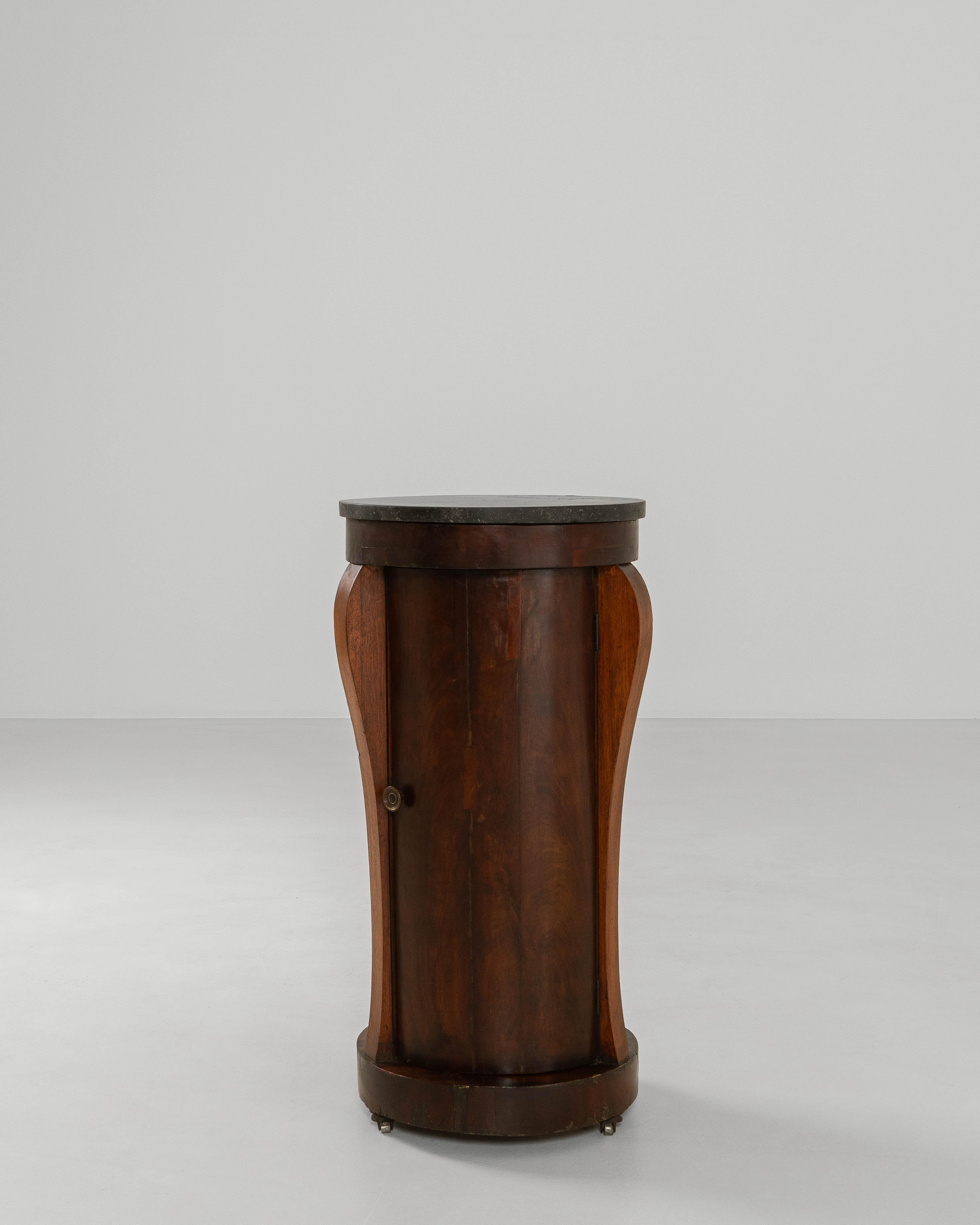 1820s Belgian Empire Mahogany Cabinet With Marble Top (19. Jahrhundert) im Angebot