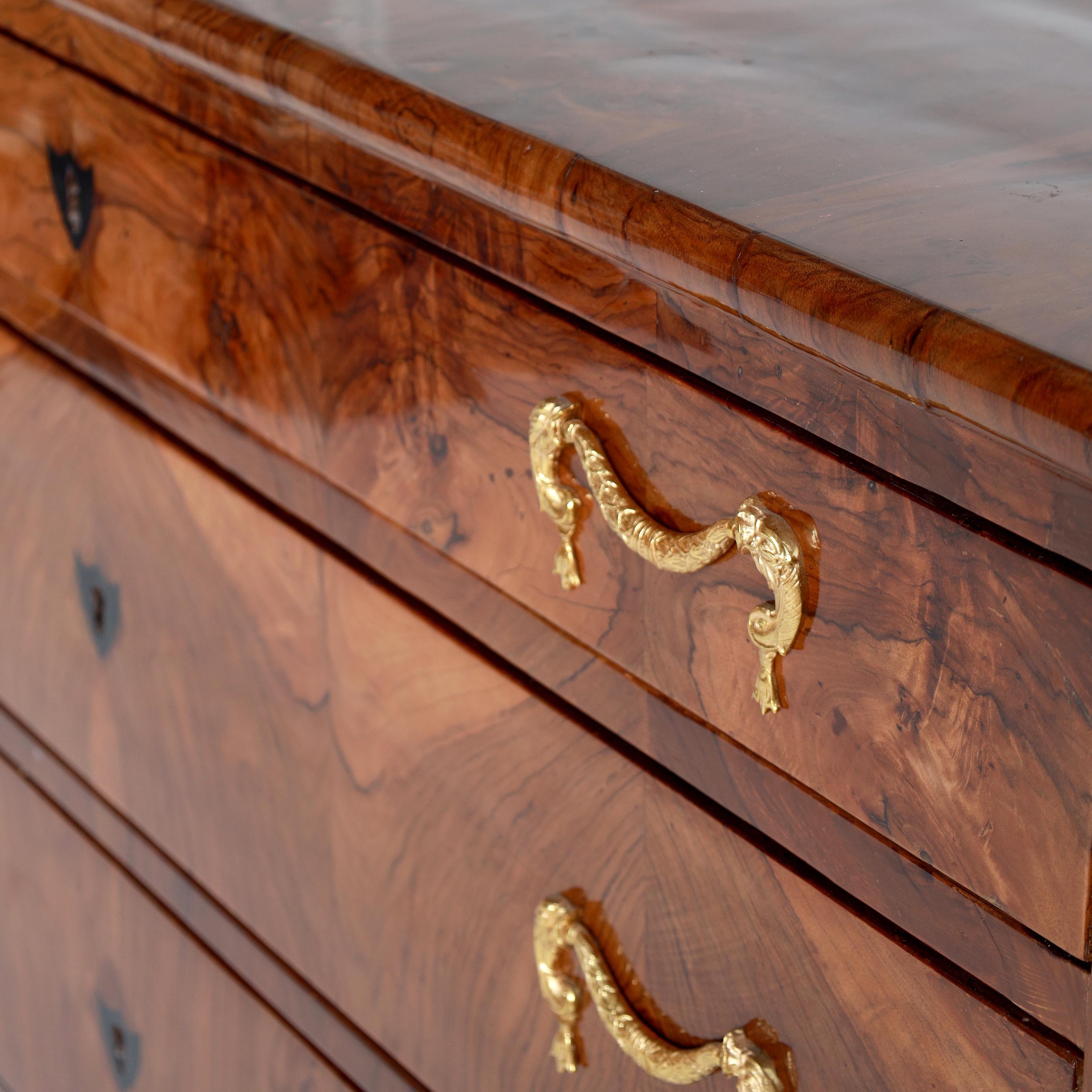 Eccezionale cassettiera Biedermeier in noce con gambe feline in legno ebanizzato e maniglie in ottone. Circa 1820.

