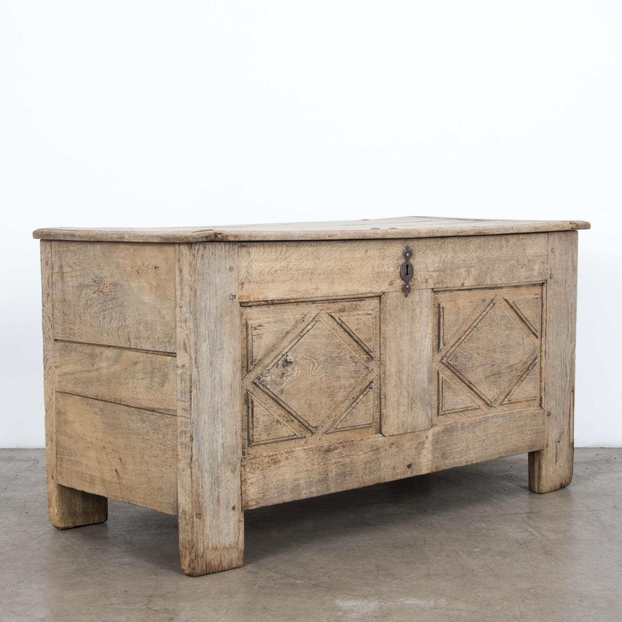 1820s Bleached Oak French Trunk In Good Condition In High Point, NC