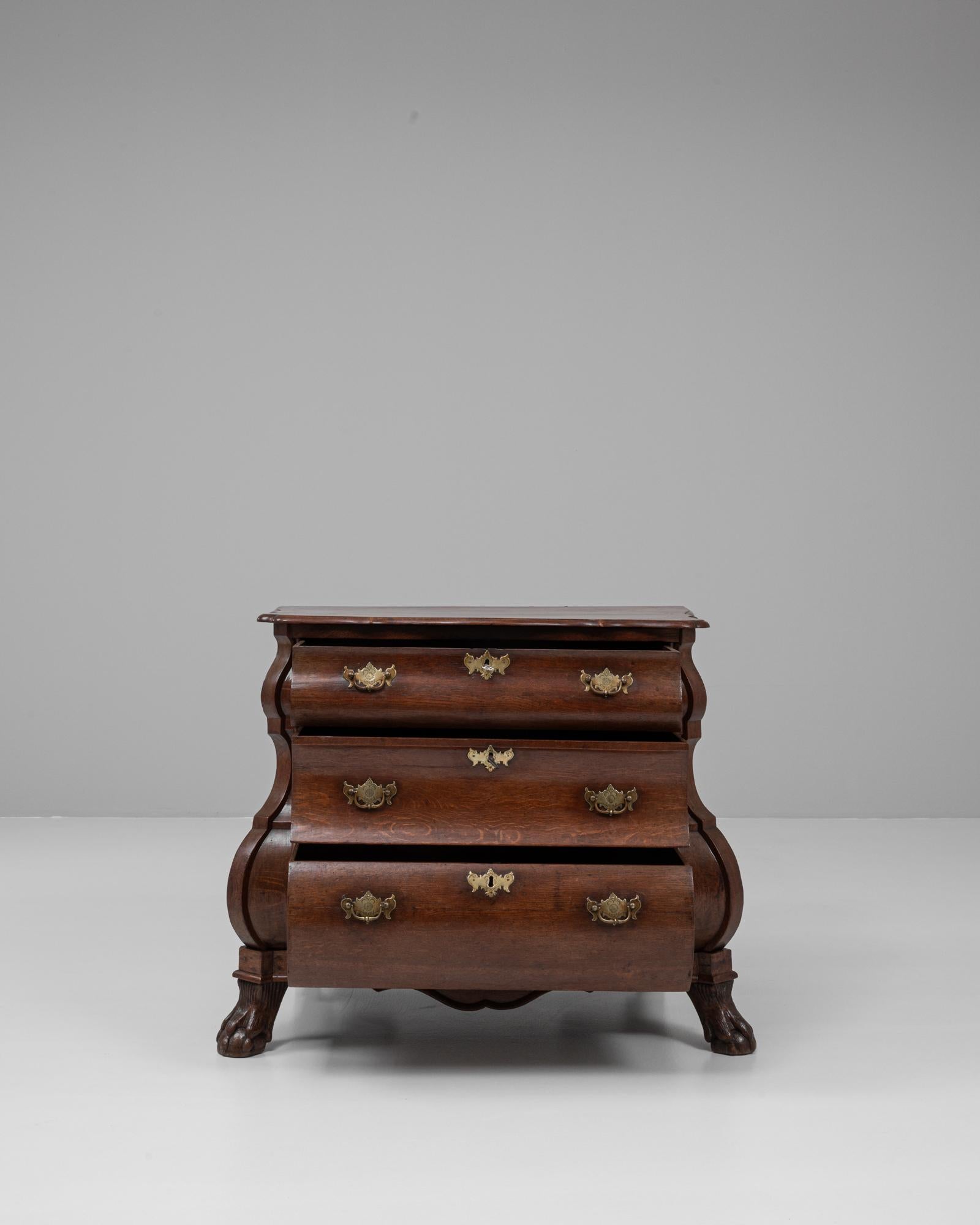 Esta cómoda bombe del barroco holandés de 1820 es un ejemplo magistral de la artesanía de principios del siglo XIX, y muestra la clásica forma ondulada que define la silueta bombe. Construida en caoba ricamente veteada, la cómoda presenta tres