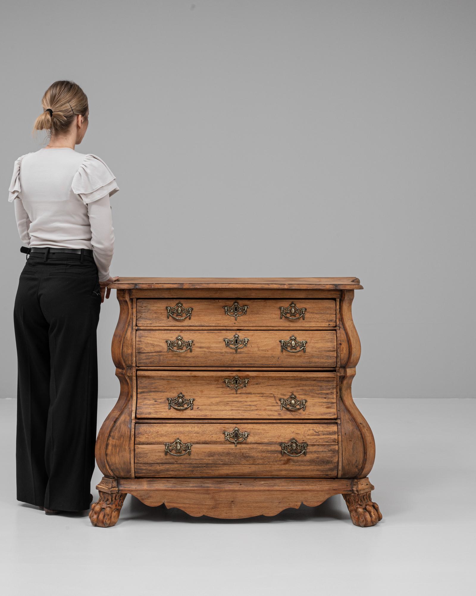 Cassettiera olandese in legno con bombe del 1820 In condizioni buone a High Point, NC