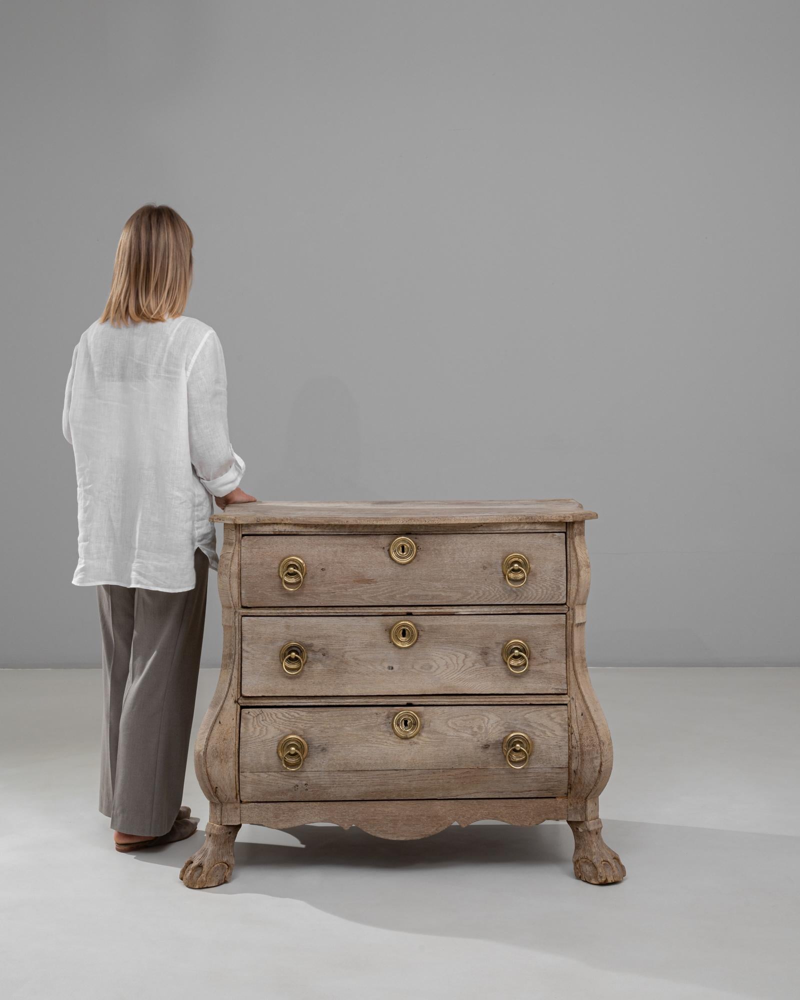 Cassettiera a bombe in Oak olandese del 1920 In condizioni buone in vendita a High Point, NC